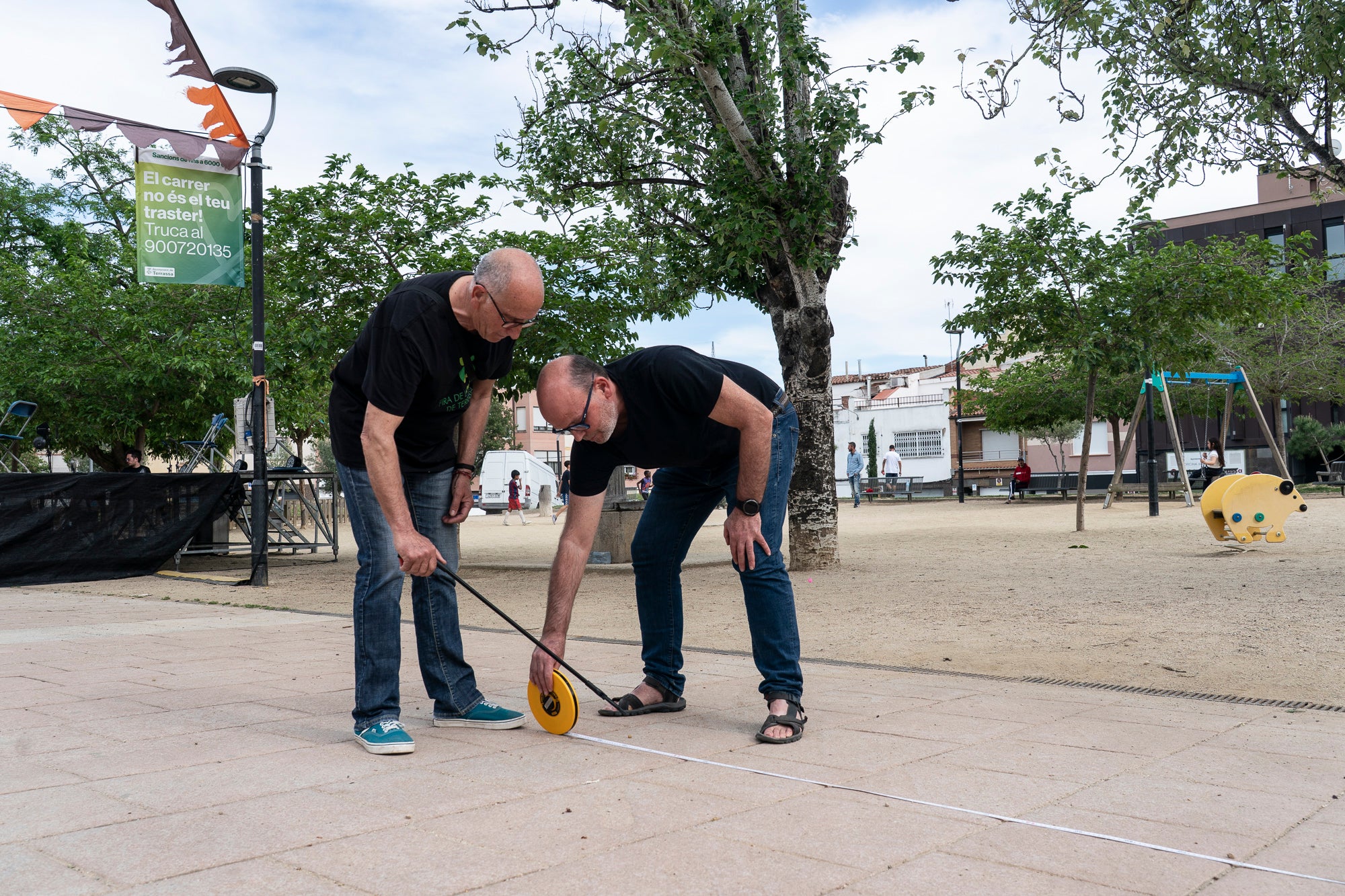 L'onzena Fira de l'Oliva de Ca n'Anglada va celebrar aquest dissabte una jornada completa al voltant de la plaça del barri on el protagonista era, evidentment, el producte derivat de l'arbre indispensable per a la bona gastronomia en les seves versions més artesanals. Hi va haver nombroses parades de productors, entitats i comerços, visites guiades a la masia propera, tallers d'olis aromàtics i el tradicional concurs de llançament de pinyol amb la boca. I, simultàniament, actuacions musicals a càrrec de l'Agrupación San José i el Coro Nazareno o el duo de pop Lua Cheia, entre altres. Alhora, la Ruta de la Tapa per deu bars i restaurants de Ca n'Anglada continua encara fins a aquest diumenge | Mireia Comas