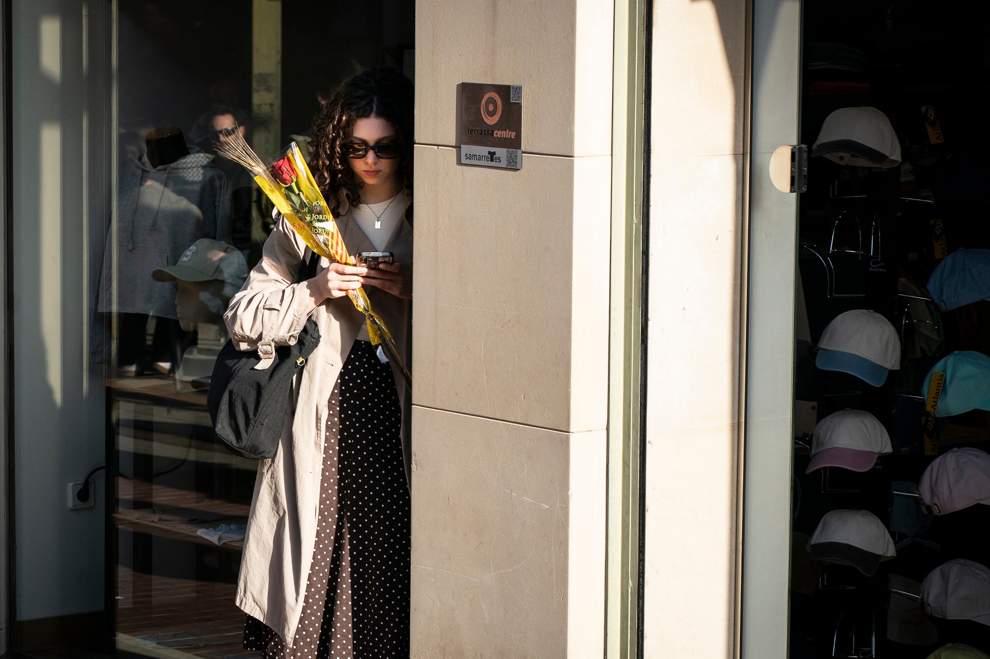 El dia ha acompanyat i els terrassencs han envaït des de bon matí i fins ben entrat el vespre els carrers del Centre de la ciutat. Més de 300 parades de llibres i roses, en un mix entre professionals i entitats, han rebut la visita -i moltes mirades- dels milers d’egarencs que han gaudit de valent d’una Diada de Sant Jordi de les més multitudinàries. La cultura popular ha pogut lluir-se, però també han rebut un càlid reconeixement els autors locals que han pogut conversar amb els seus lectors i signar una bona pila de llibres. 