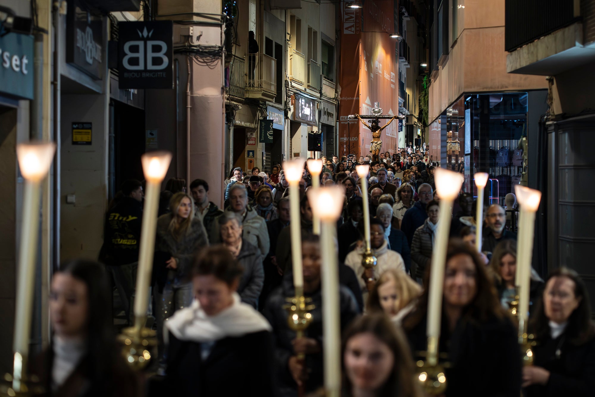 Aquest Divendres Sant, 3 d'abril, ha tingut lloc a les 20 hores a la Catedral del Sant Esperit el Via Crucis | Mireia Comas