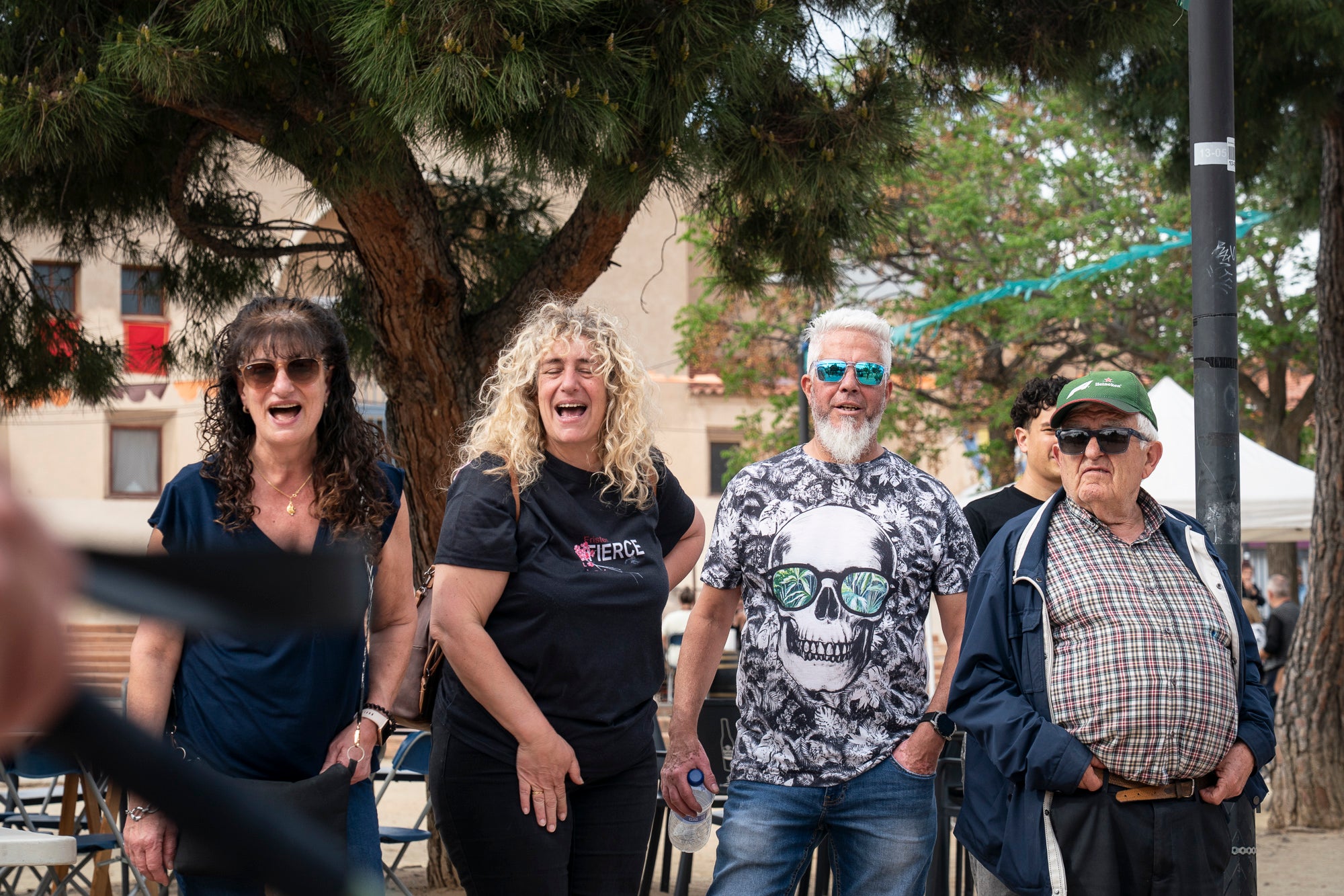 L'onzena Fira de l'Oliva de Ca n'Anglada va celebrar aquest dissabte una jornada completa al voltant de la plaça del barri on el protagonista era, evidentment, el producte derivat de l'arbre indispensable per a la bona gastronomia en les seves versions més artesanals. Hi va haver nombroses parades de productors, entitats i comerços, visites guiades a la masia propera, tallers d'olis aromàtics i el tradicional concurs de llançament de pinyol amb la boca. I, simultàniament, actuacions musicals a càrrec de l'Agrupación San José i el Coro Nazareno o el duo de pop Lua Cheia, entre altres. Alhora, la Ruta de la Tapa per deu bars i restaurants de Ca n'Anglada continua encara fins a aquest diumenge | Mireia Comas