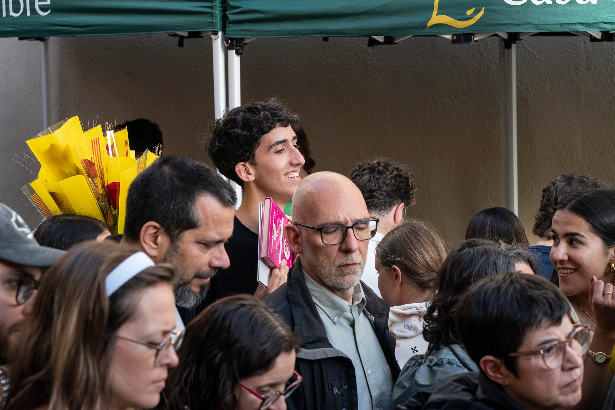 El dia ha acompanyat i els terrassencs han envaït des de bon matí i fins ben entrat el vespre els carrers del Centre de la ciutat. Més de 300 parades de llibres i roses, en un mix entre professionals i entitats, han rebut la visita -i moltes mirades- dels milers d’egarencs que han gaudit de valent d’una Diada de Sant Jordi de les més multitudinàries. La cultura popular ha pogut lluir-se, però també han rebut un càlid reconeixement els autors locals que han pogut conversar amb els seus lectors i signar una bona pila de llibres. 