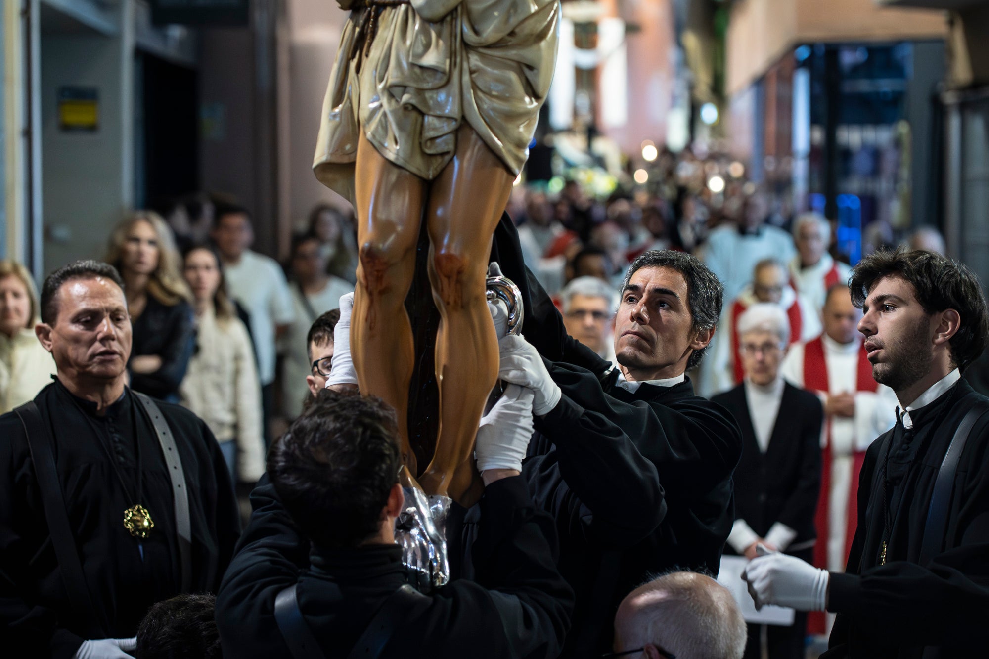 Aquest Divendres Sant, 3 d'abril, ha tingut lloc a les 20 hores a la Catedral del Sant Esperit el Via Crucis | Mireia Comas