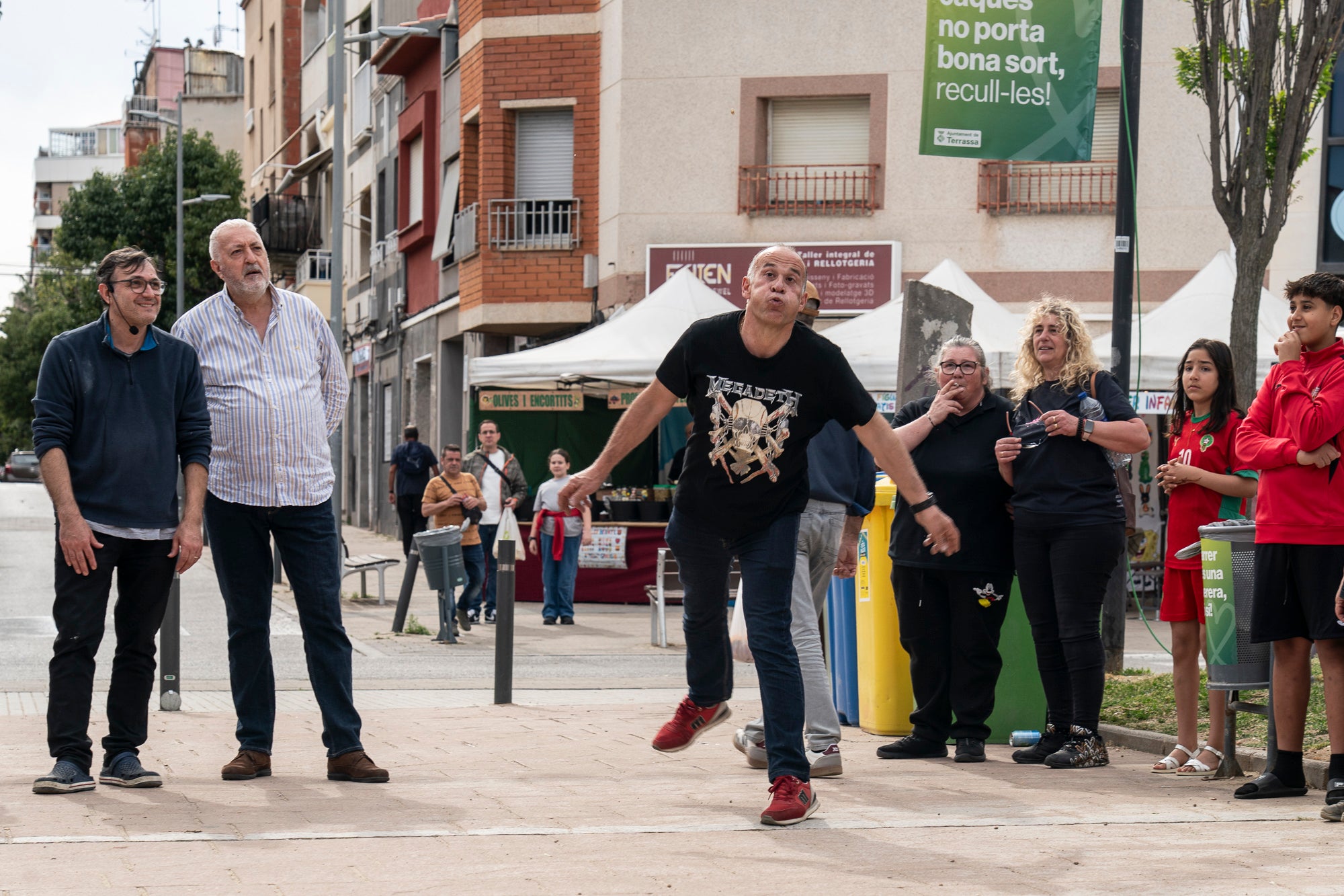 L'onzena Fira de l'Oliva de Ca n'Anglada va celebrar aquest dissabte una jornada completa al voltant de la plaça del barri on el protagonista era, evidentment, el producte derivat de l'arbre indispensable per a la bona gastronomia en les seves versions més artesanals. Hi va haver nombroses parades de productors, entitats i comerços, visites guiades a la masia propera, tallers d'olis aromàtics i el tradicional concurs de llançament de pinyol amb la boca. I, simultàniament, actuacions musicals a càrrec de l'Agrupación San José i el Coro Nazareno o el duo de pop Lua Cheia, entre altres. Alhora, la Ruta de la Tapa per deu bars i restaurants de Ca n'Anglada continua encara fins a aquest diumenge | Mireia Comas