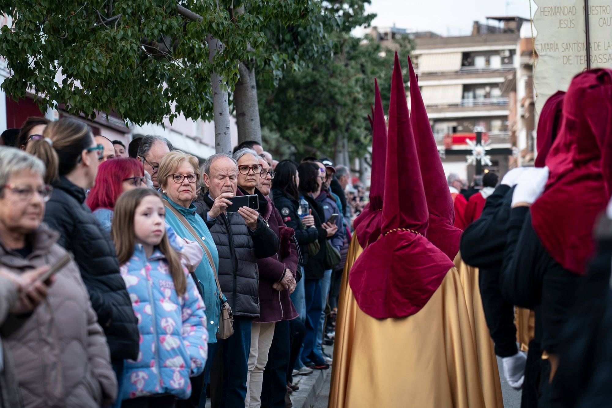 Com és tradició, aquest Dijous Sant el barri de les Arenes ha acollit la Procesión del Encuentro. La jornada ha comptat amb la participació de les confraries Hermandad Jesús Cautivo y María Santísima de las Arenas; Hermandad Nuestro Padre Jesús Nazareno y Virgen de los Dolores de Terrassa; i Cofradía Virgen de las Angustias de Terrassa del Centro Andaluz de Nueva Carteya | Mireia Comas