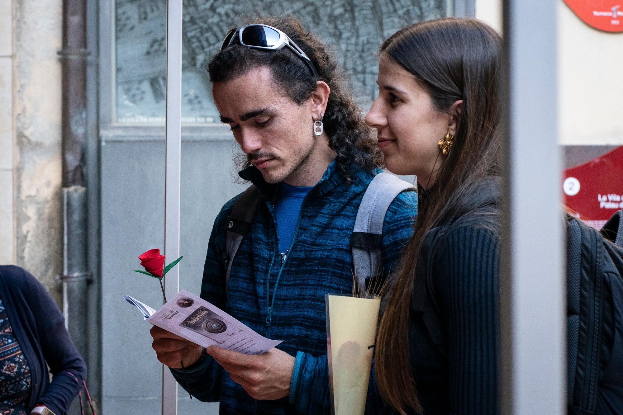 El dia ha acompanyat i els terrassencs han envaït des de bon matí i fins ben entrat el vespre els carrers del Centre de la ciutat. Més de 300 parades de llibres i roses, en un mix entre professionals i entitats, han rebut la visita -i moltes mirades- dels milers d’egarencs que han gaudit de valent d’una Diada de Sant Jordi de les més multitudinàries. La cultura popular ha pogut lluir-se, però també han rebut un càlid reconeixement els autors locals que han pogut conversar amb els seus lectors i signar una bona pila de llibres. 