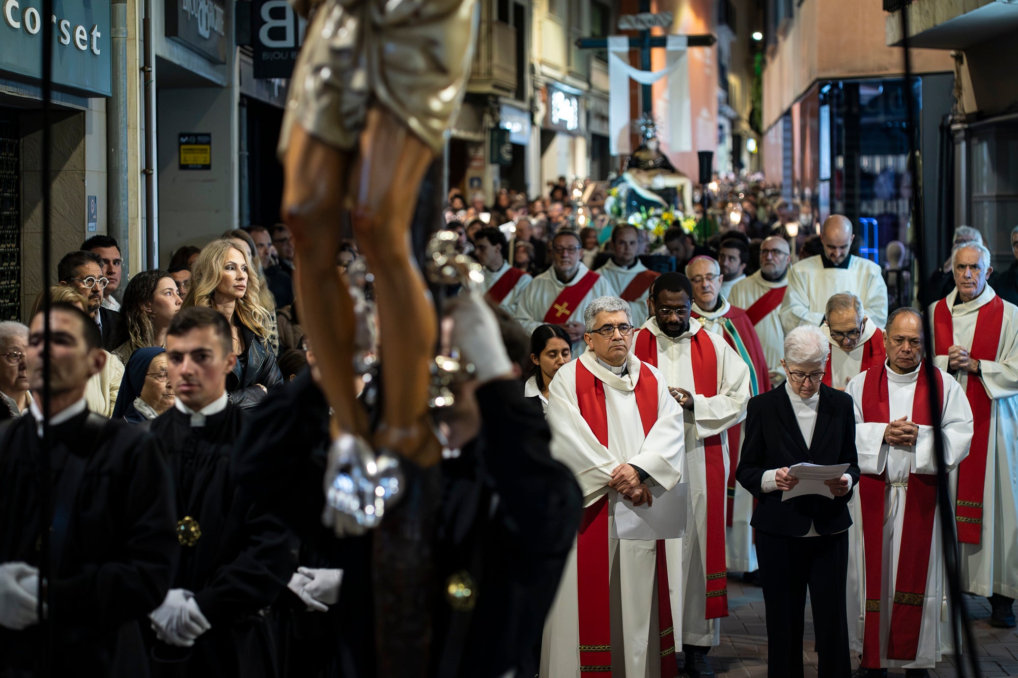 Aquest Divendres Sant, 3 d'abril, ha tingut lloc a les 20 hores a la Catedral del Sant Esperit el Via Crucis | Mireia Comas