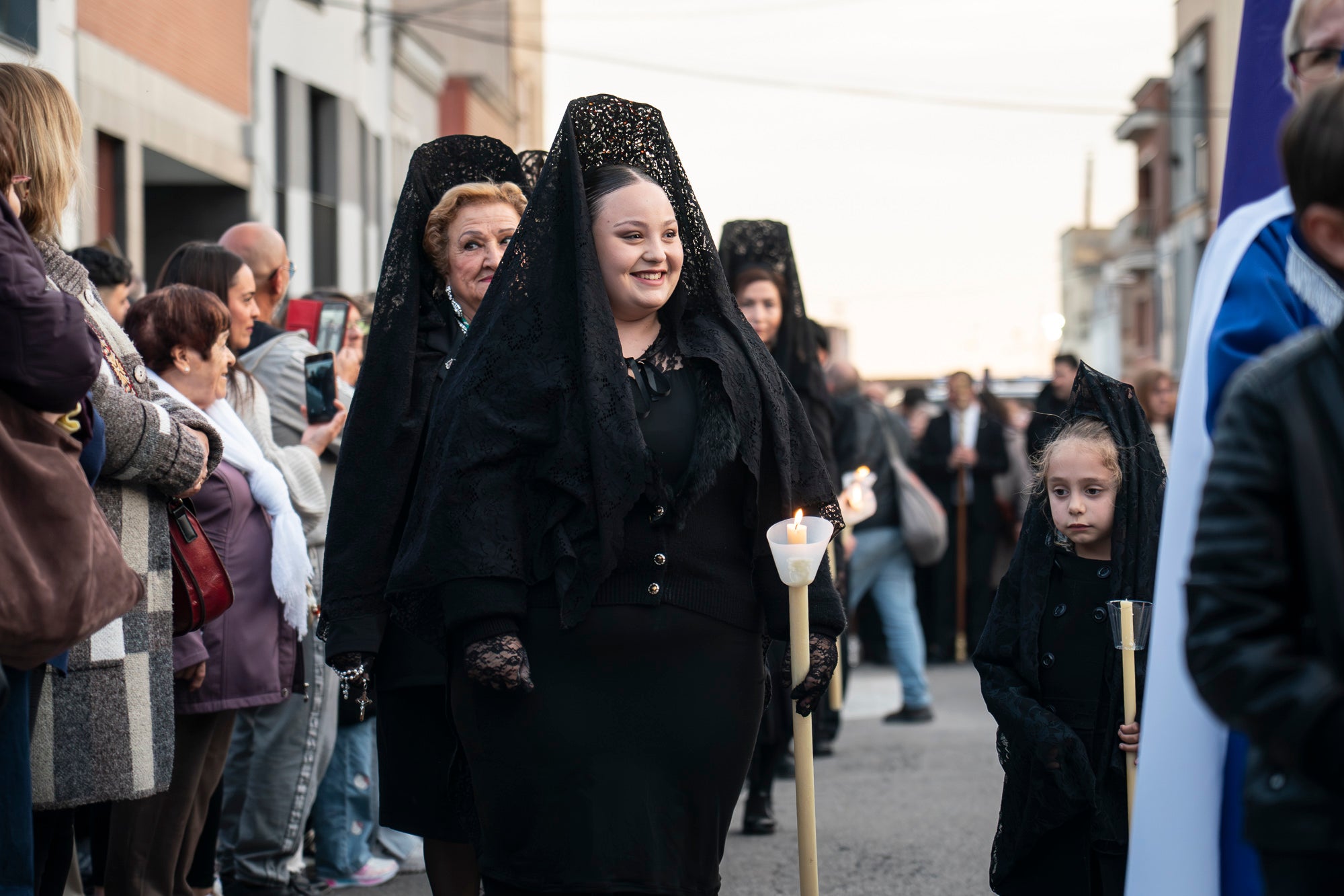 Com és tradició, aquest Dijous Sant el barri de les Arenes ha acollit la Procesión del Encuentro. La jornada ha comptat amb la participació de les confraries Hermandad Jesús Cautivo y María Santísima de las Arenas; Hermandad Nuestro Padre Jesús Nazareno y Virgen de los Dolores de Terrassa; i Cofradía Virgen de las Angustias de Terrassa del Centro Andaluz de Nueva Carteya | Mireia Comas
