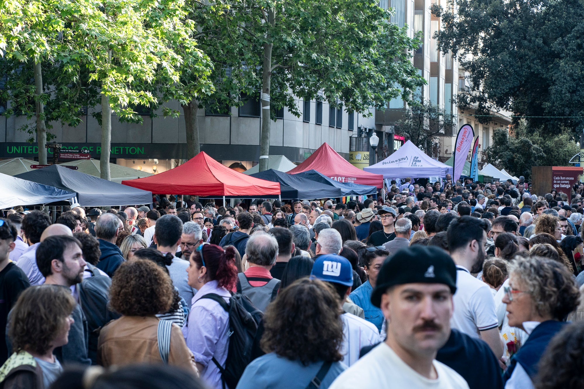 El dia ha acompanyat i els terrassencs han envaït des de bon matí i fins ben entrat el vespre els carrers del Centre de la ciutat. Més de 300 parades de llibres i roses, en un mix entre professionals i entitats, han rebut la visita -i moltes mirades- dels milers d’egarencs que han gaudit de valent d’una Diada de Sant Jordi de les més multitudinàries. La cultura popular ha pogut lluir-se, però també han rebut un càlid reconeixement els autors locals que han pogut conversar amb els seus lectors i signar una bona pila de llibres. 