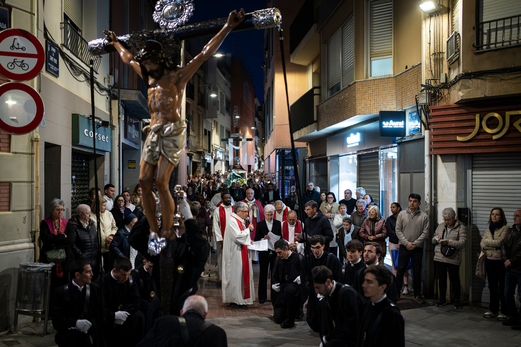 Aquest Divendres Sant, 3 d'abril, ha tingut lloc a les 20 hores a la Catedral del Sant Esperit el Via Crucis | Mireia Comas
