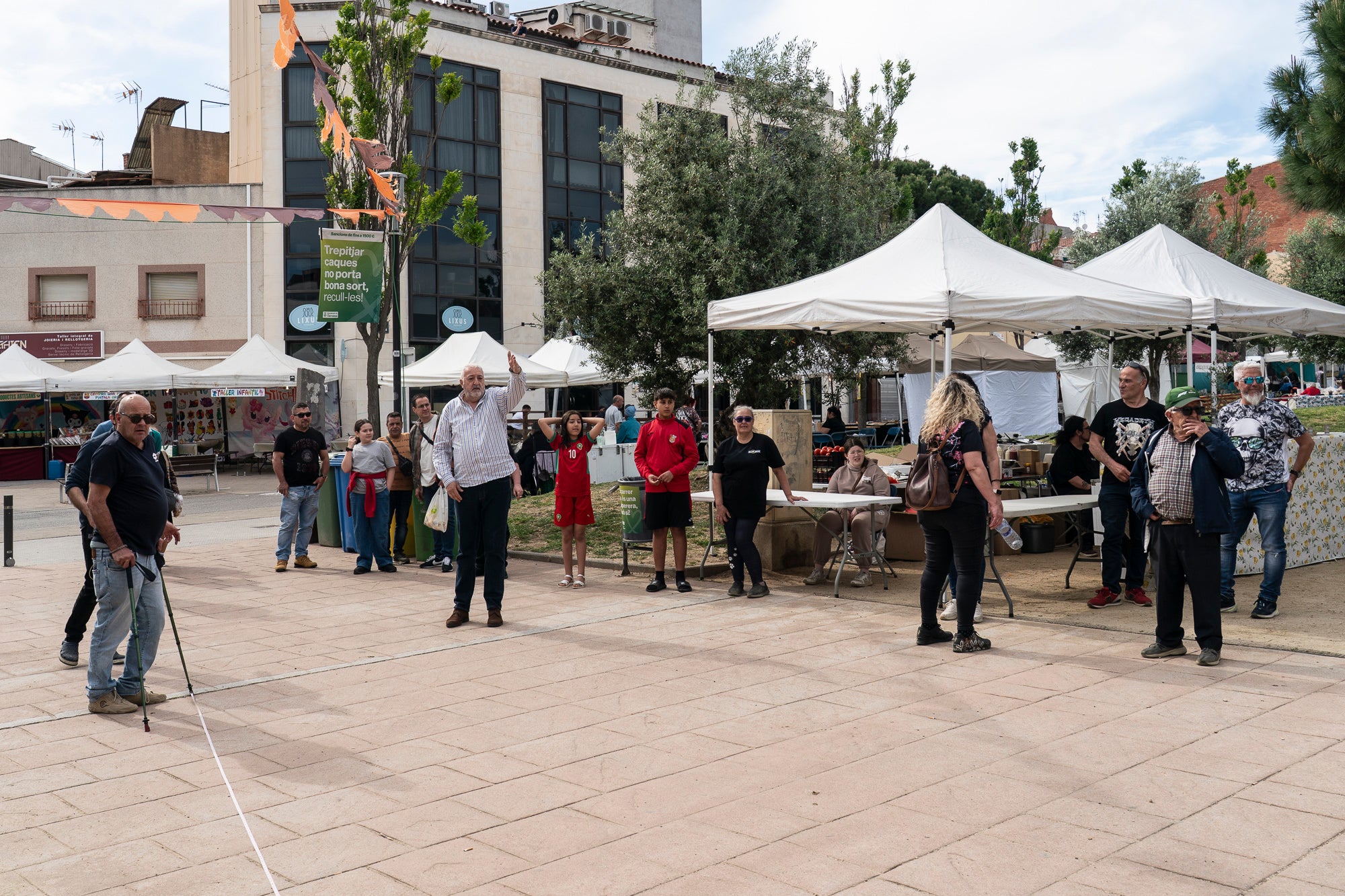 L'onzena Fira de l'Oliva de Ca n'Anglada va celebrar aquest dissabte una jornada completa al voltant de la plaça del barri on el protagonista era, evidentment, el producte derivat de l'arbre indispensable per a la bona gastronomia en les seves versions més artesanals. Hi va haver nombroses parades de productors, entitats i comerços, visites guiades a la masia propera, tallers d'olis aromàtics i el tradicional concurs de llançament de pinyol amb la boca. I, simultàniament, actuacions musicals a càrrec de l'Agrupación San José i el Coro Nazareno o el duo de pop Lua Cheia, entre altres. Alhora, la Ruta de la Tapa per deu bars i restaurants de Ca n'Anglada continua encara fins a aquest diumenge | Mireia Comas