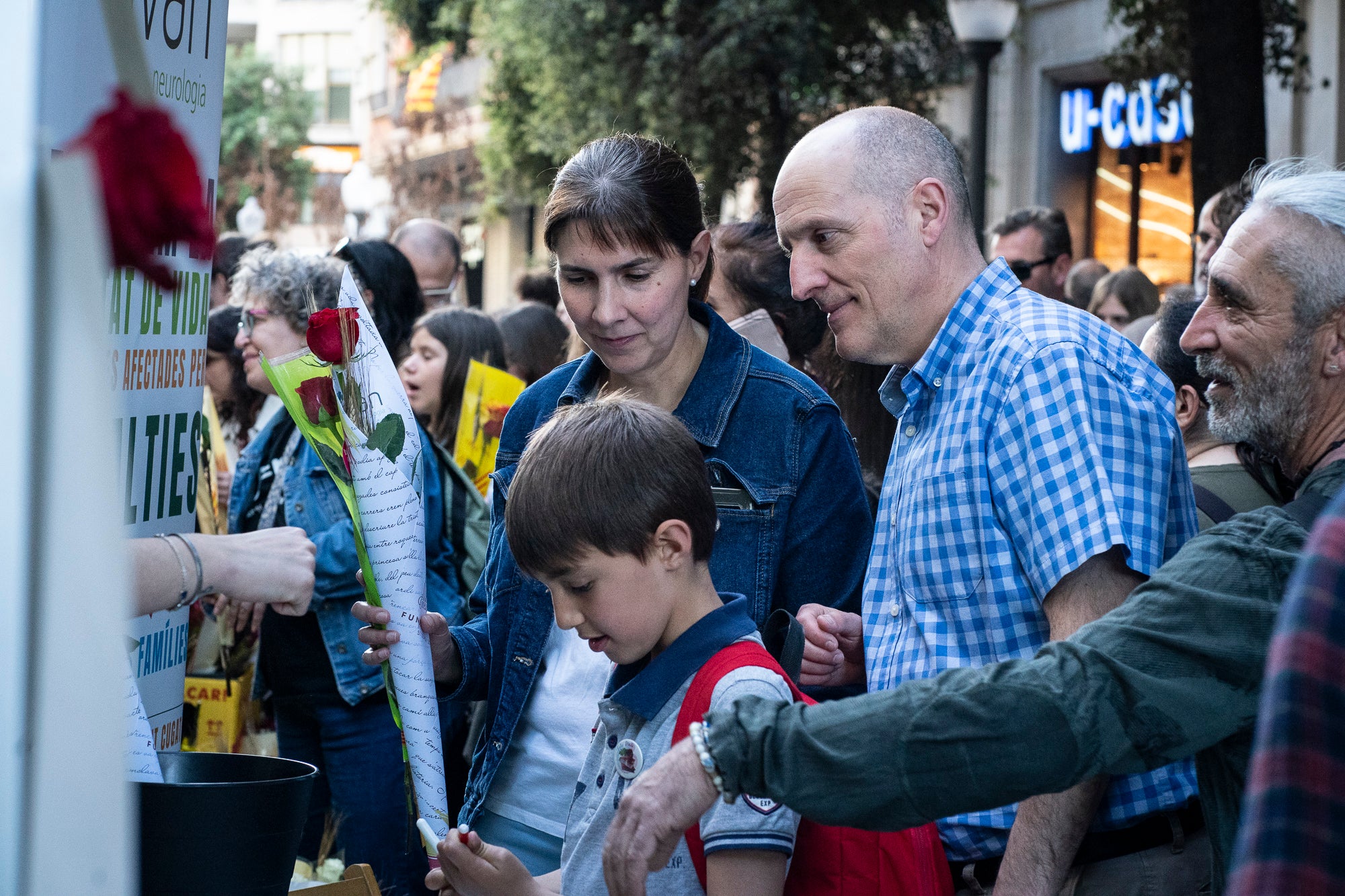 El dia ha acompanyat i els terrassencs han envaït des de bon matí i fins ben entrat el vespre els carrers del Centre de la ciutat. Més de 300 parades de llibres i roses, en un mix entre professionals i entitats, han rebut la visita -i moltes mirades- dels milers d’egarencs que han gaudit de valent d’una Diada de Sant Jordi de les més multitudinàries. La cultura popular ha pogut lluir-se, però també han rebut un càlid reconeixement els autors locals que han pogut conversar amb els seus lectors i signar una bona pila de llibres. 