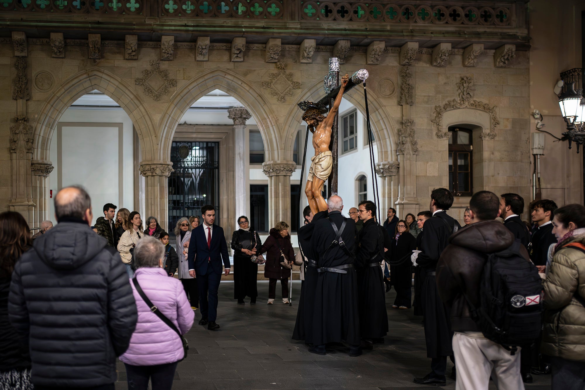 Aquest Divendres Sant, 3 d'abril, ha tingut lloc a les 20 hores a la Catedral del Sant Esperit el Via Crucis | Mireia Comas