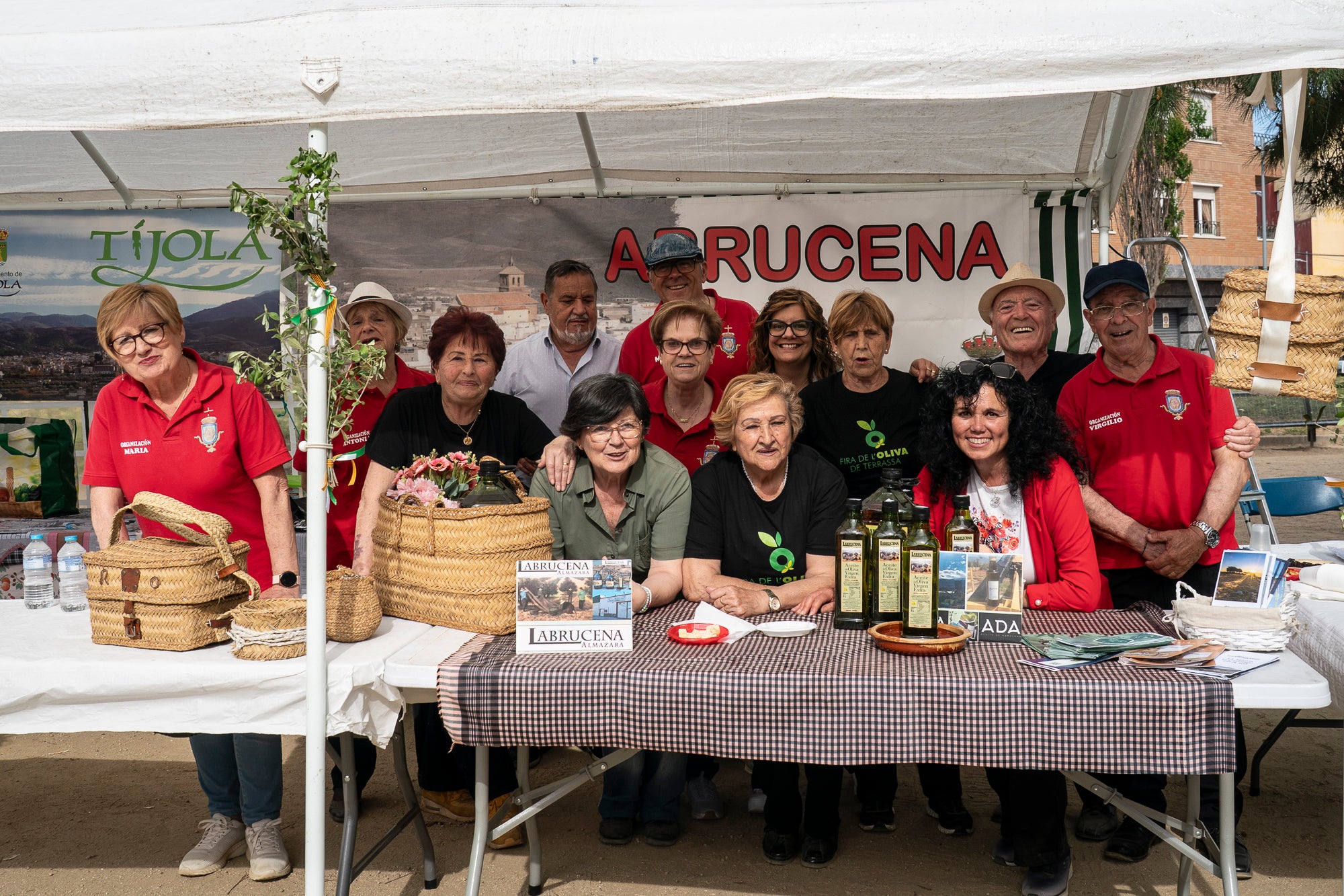 L'onzena Fira de l'Oliva de Ca n'Anglada va celebrar aquest dissabte una jornada completa al voltant de la plaça del barri on el protagonista era, evidentment, el producte derivat de l'arbre indispensable per a la bona gastronomia en les seves versions més artesanals. Hi va haver nombroses parades de productors, entitats i comerços, visites guiades a la masia propera, tallers d'olis aromàtics i el tradicional concurs de llançament de pinyol amb la boca. I, simultàniament, actuacions musicals a càrrec de l'Agrupación San José i el Coro Nazareno o el duo de pop Lua Cheia, entre altres. Alhora, la Ruta de la Tapa per deu bars i restaurants de Ca n'Anglada continua encara fins a aquest diumenge | Mireia Comas