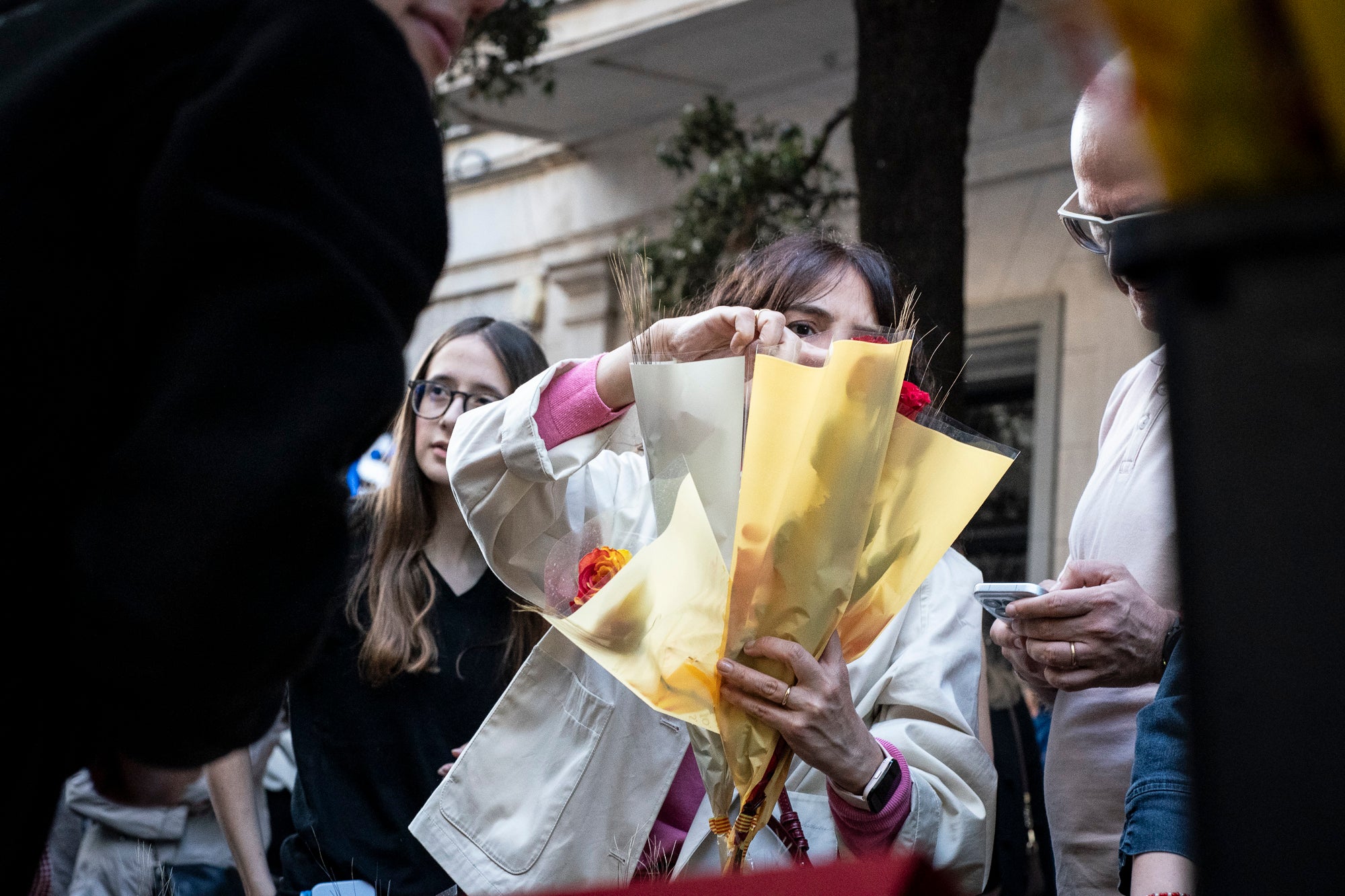 El dia ha acompanyat i els terrassencs han envaït des de bon matí i fins ben entrat el vespre els carrers del Centre de la ciutat. Més de 300 parades de llibres i roses, en un mix entre professionals i entitats, han rebut la visita -i moltes mirades- dels milers d’egarencs que han gaudit de valent d’una Diada de Sant Jordi de les més multitudinàries. La cultura popular ha pogut lluir-se, però també han rebut un càlid reconeixement els autors locals que han pogut conversar amb els seus lectors i signar una bona pila de llibres. 