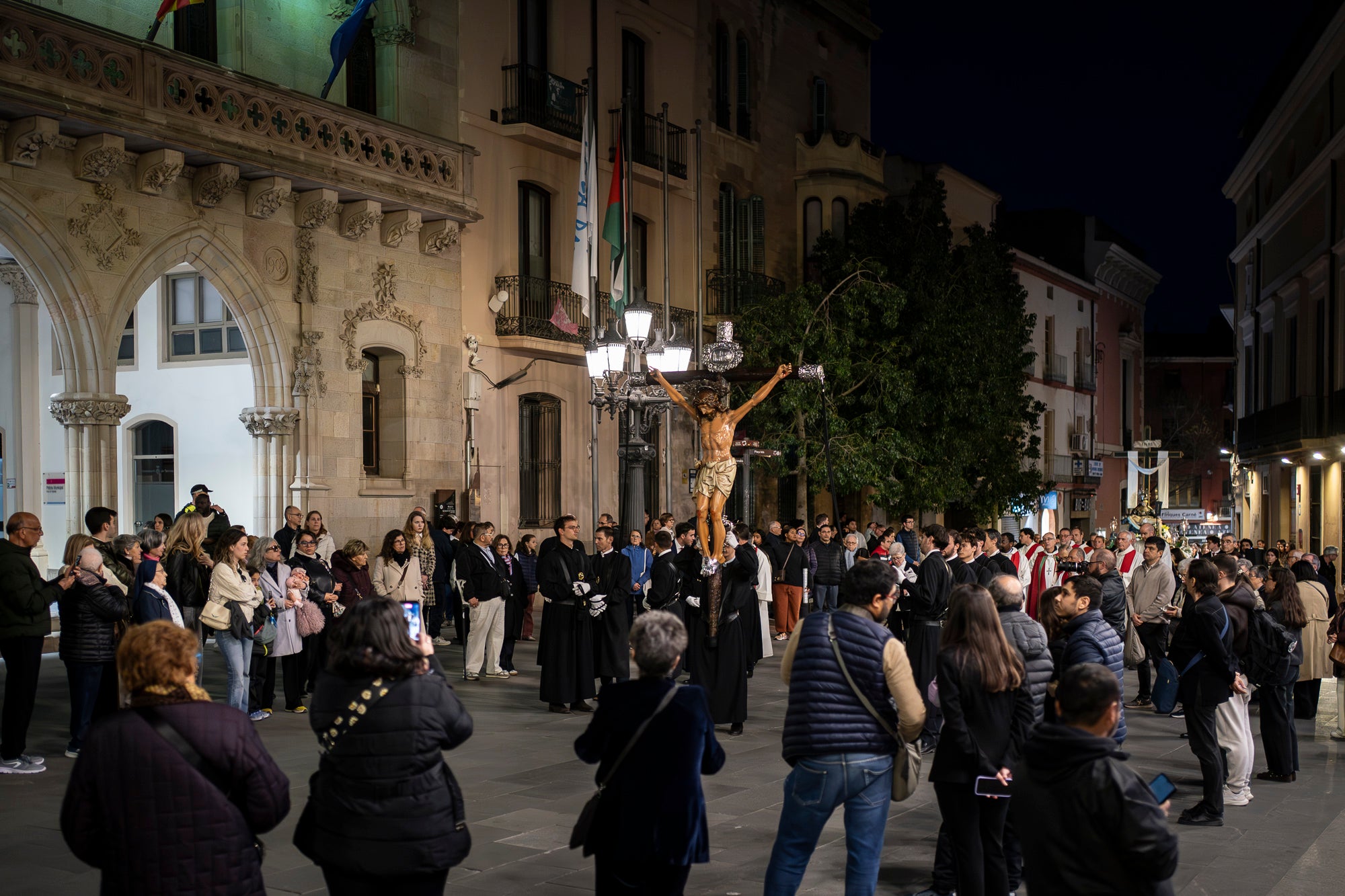 Aquest Divendres Sant, 3 d'abril, ha tingut lloc a les 20 hores a la Catedral del Sant Esperit el Via Crucis | Mireia Comas