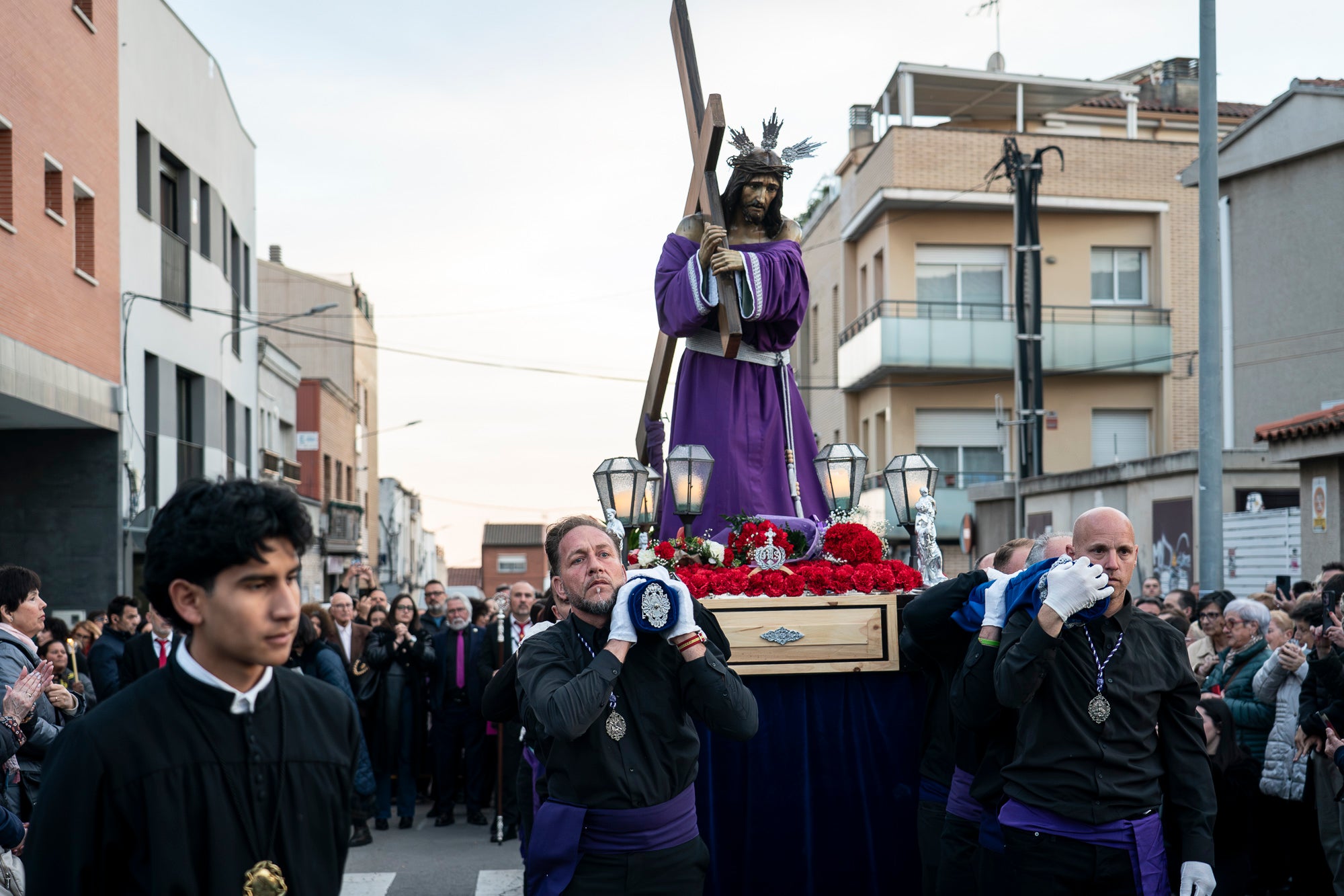 Com és tradició, aquest Dijous Sant el barri de les Arenes ha acollit la Procesión del Encuentro. La jornada ha comptat amb la participació de les confraries Hermandad Jesús Cautivo y María Santísima de las Arenas; Hermandad Nuestro Padre Jesús Nazareno y Virgen de los Dolores de Terrassa; i Cofradía Virgen de las Angustias de Terrassa del Centro Andaluz de Nueva Carteya | Mireia Comas