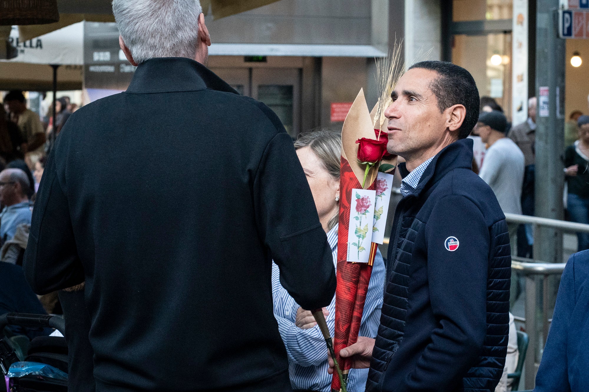 El dia ha acompanyat i els terrassencs han envaït des de bon matí i fins ben entrat el vespre els carrers del Centre de la ciutat. Més de 300 parades de llibres i roses, en un mix entre professionals i entitats, han rebut la visita -i moltes mirades- dels milers d’egarencs que han gaudit de valent d’una Diada de Sant Jordi de les més multitudinàries. La cultura popular ha pogut lluir-se, però també han rebut un càlid reconeixement els autors locals que han pogut conversar amb els seus lectors i signar una bona pila de llibres. 