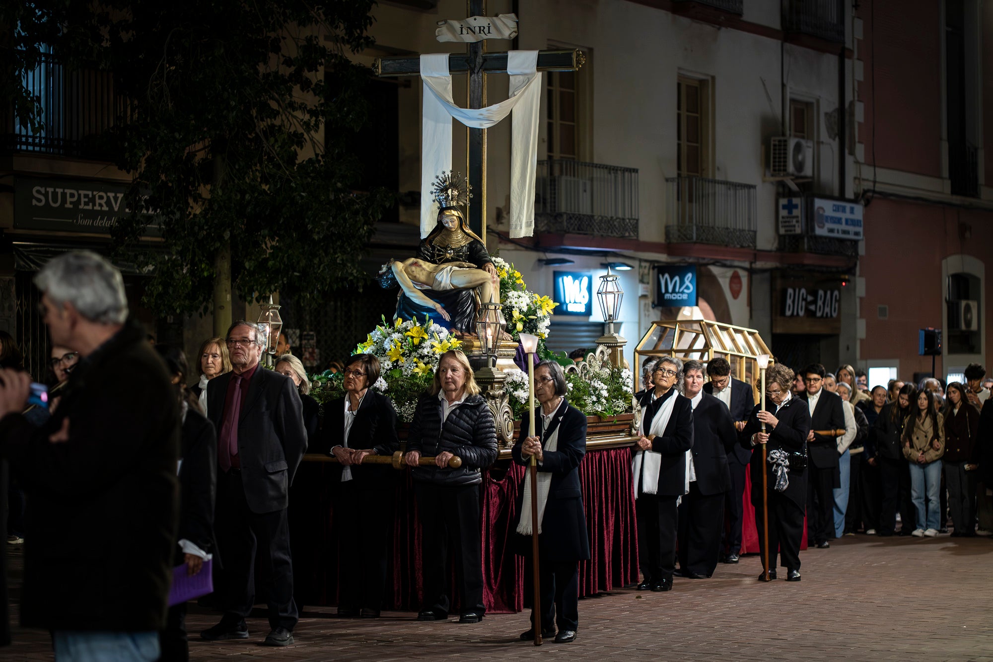 Aquest Divendres Sant, 3 d'abril, ha tingut lloc a les 20 hores a la Catedral del Sant Esperit el Via Crucis | Mireia Comas