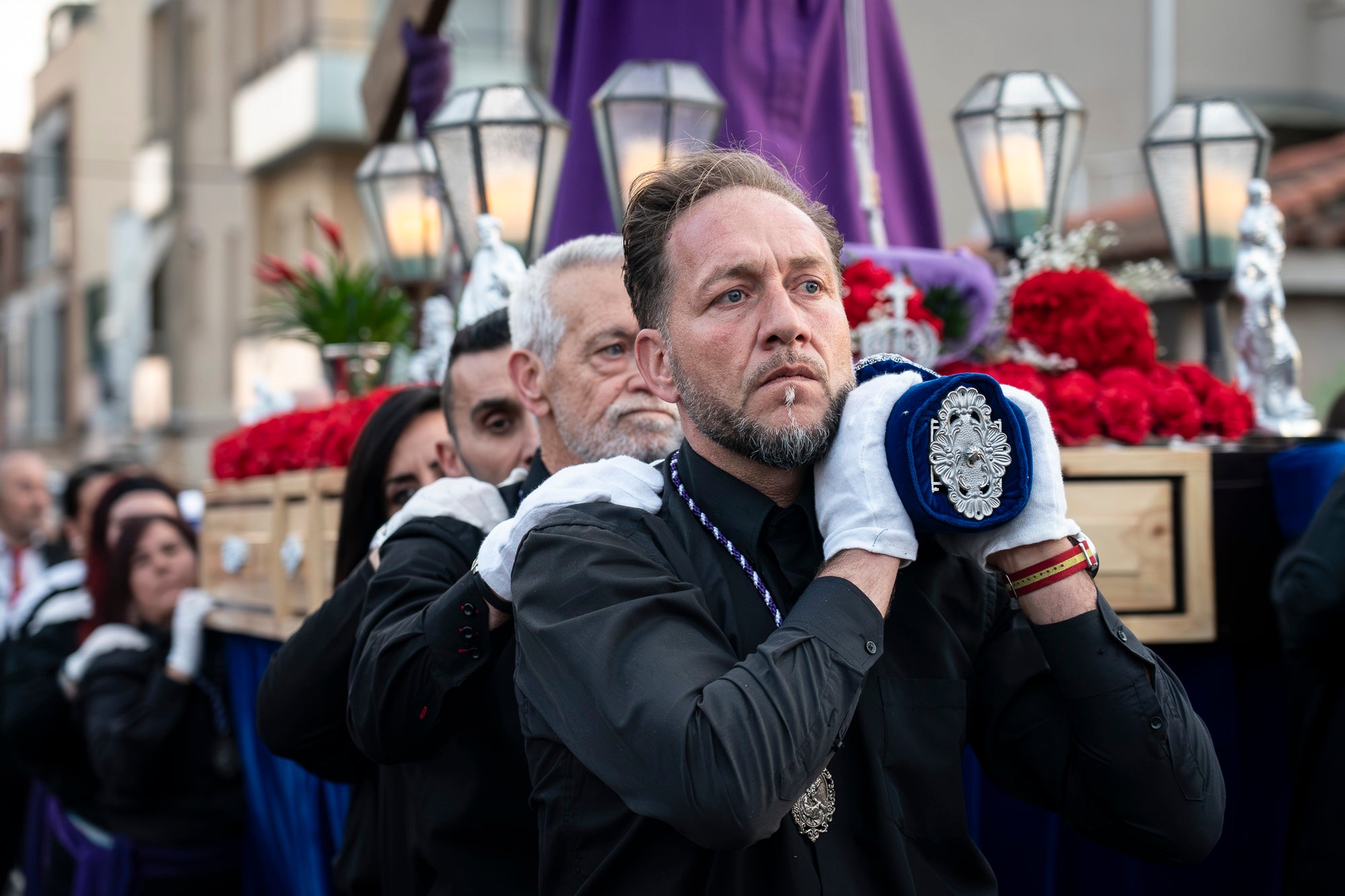 Com és tradició, aquest Dijous Sant el barri de les Arenes ha acollit la Procesión del Encuentro. La jornada ha comptat amb la participació de les confraries Hermandad Jesús Cautivo y María Santísima de las Arenas; Hermandad Nuestro Padre Jesús Nazareno y Virgen de los Dolores de Terrassa; i Cofradía Virgen de las Angustias de Terrassa del Centro Andaluz de Nueva Carteya | Mireia Comas