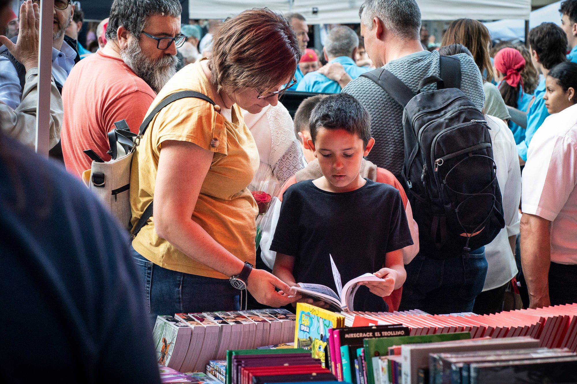 El dia ha acompanyat i els terrassencs han envaït des de bon matí i fins ben entrat el vespre els carrers del Centre de la ciutat. Més de 300 parades de llibres i roses, en un mix entre professionals i entitats, han rebut la visita -i moltes mirades- dels milers d’egarencs que han gaudit de valent d’una Diada de Sant Jordi de les més multitudinàries. La cultura popular ha pogut lluir-se, però també han rebut un càlid reconeixement els autors locals que han pogut conversar amb els seus lectors i signar una bona pila de llibres. 