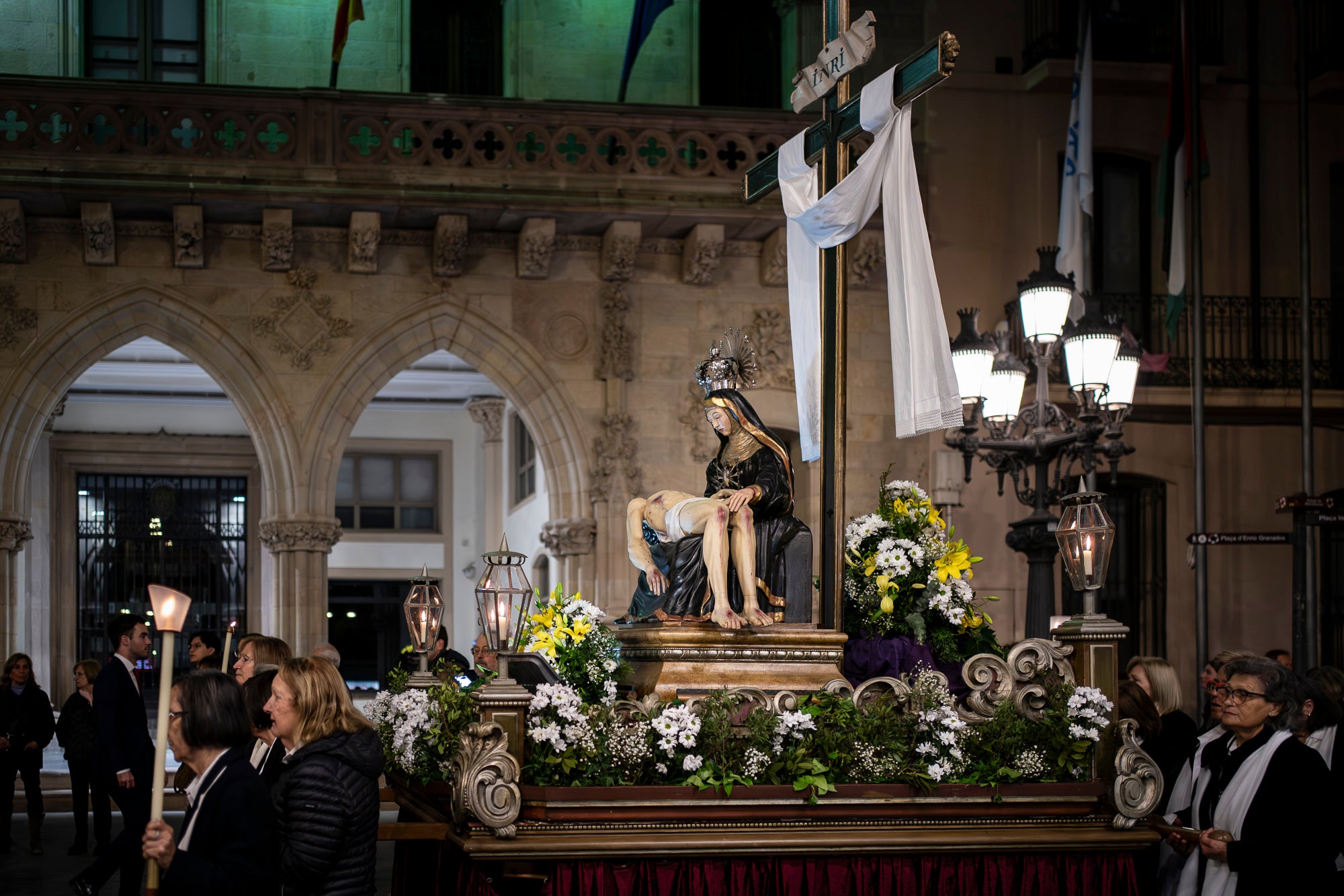 Aquest Divendres Sant, 3 d'abril, ha tingut lloc a les 20 hores a la Catedral del Sant Esperit el Via Crucis | Mireia Comas