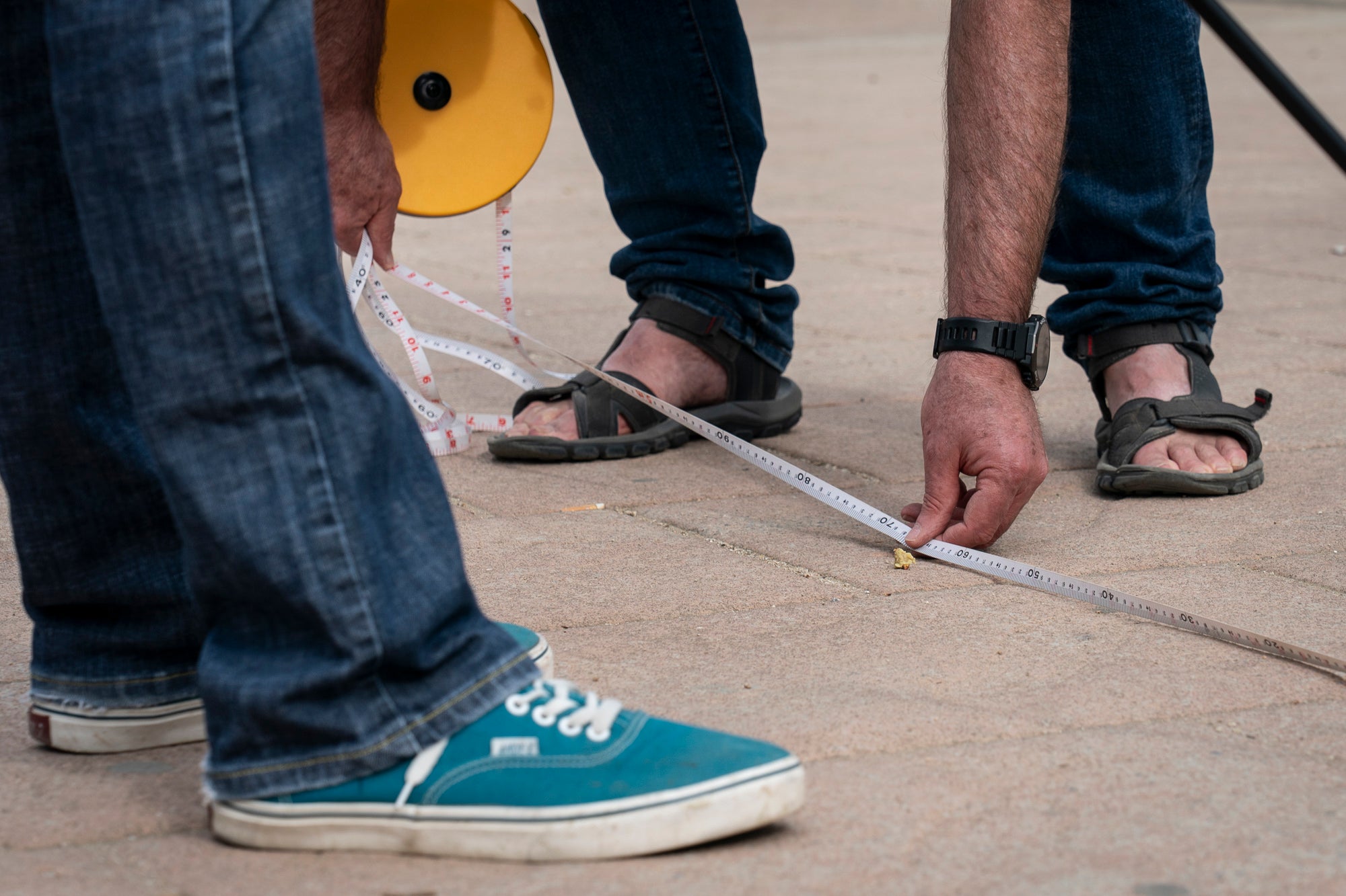 L'onzena Fira de l'Oliva de Ca n'Anglada va celebrar aquest dissabte una jornada completa al voltant de la plaça del barri on el protagonista era, evidentment, el producte derivat de l'arbre indispensable per a la bona gastronomia en les seves versions més artesanals. Hi va haver nombroses parades de productors, entitats i comerços, visites guiades a la masia propera, tallers d'olis aromàtics i el tradicional concurs de llançament de pinyol amb la boca. I, simultàniament, actuacions musicals a càrrec de l'Agrupación San José i el Coro Nazareno o el duo de pop Lua Cheia, entre altres. Alhora, la Ruta de la Tapa per deu bars i restaurants de Ca n'Anglada continua encara fins a aquest diumenge | Mireia Comas