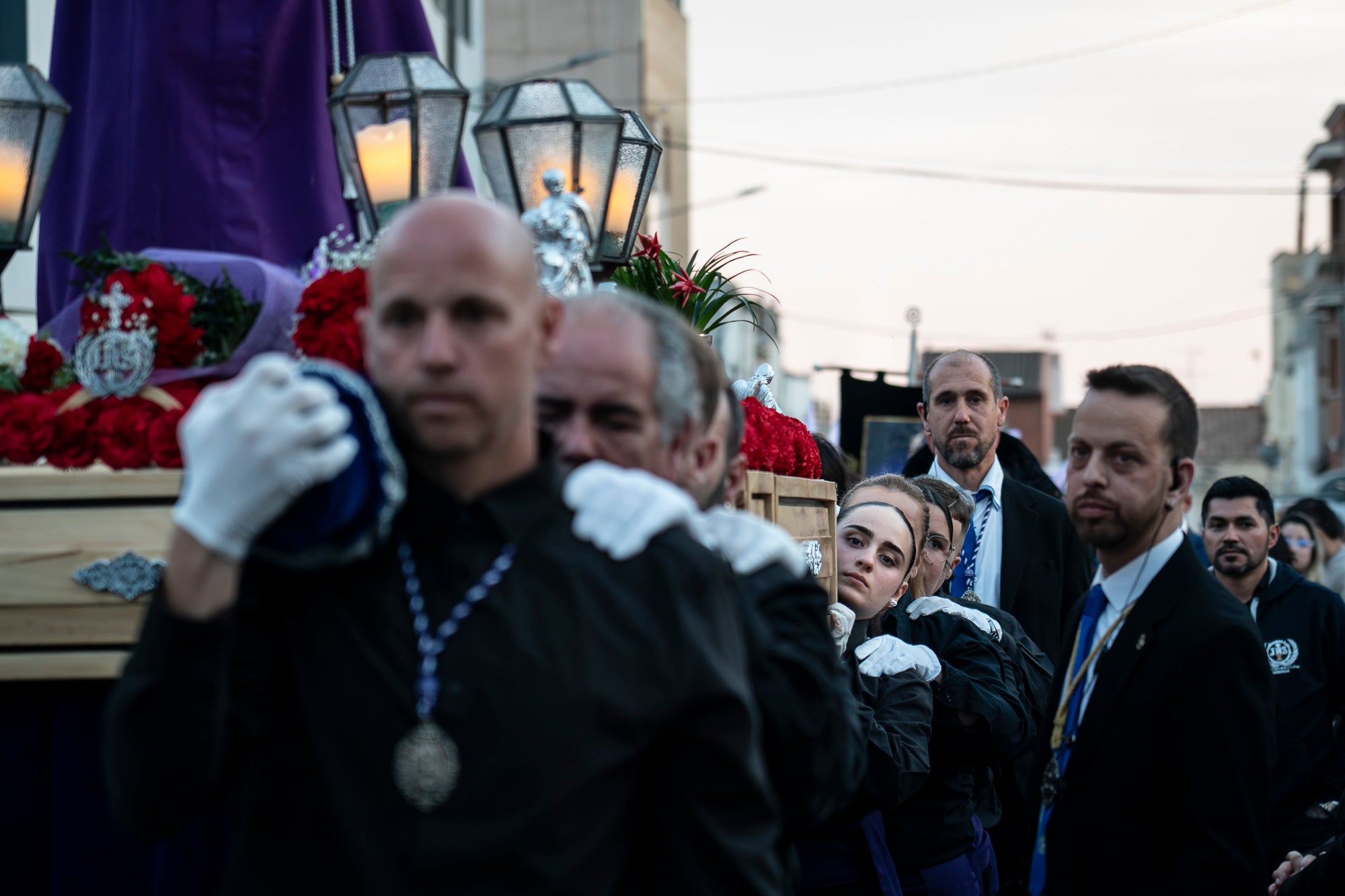 Com és tradició, aquest Dijous Sant el barri de les Arenes ha acollit la Procesión del Encuentro. La jornada ha comptat amb la participació de les confraries Hermandad Jesús Cautivo y María Santísima de las Arenas; Hermandad Nuestro Padre Jesús Nazareno y Virgen de los Dolores de Terrassa; i Cofradía Virgen de las Angustias de Terrassa del Centro Andaluz de Nueva Carteya | Mireia Comas