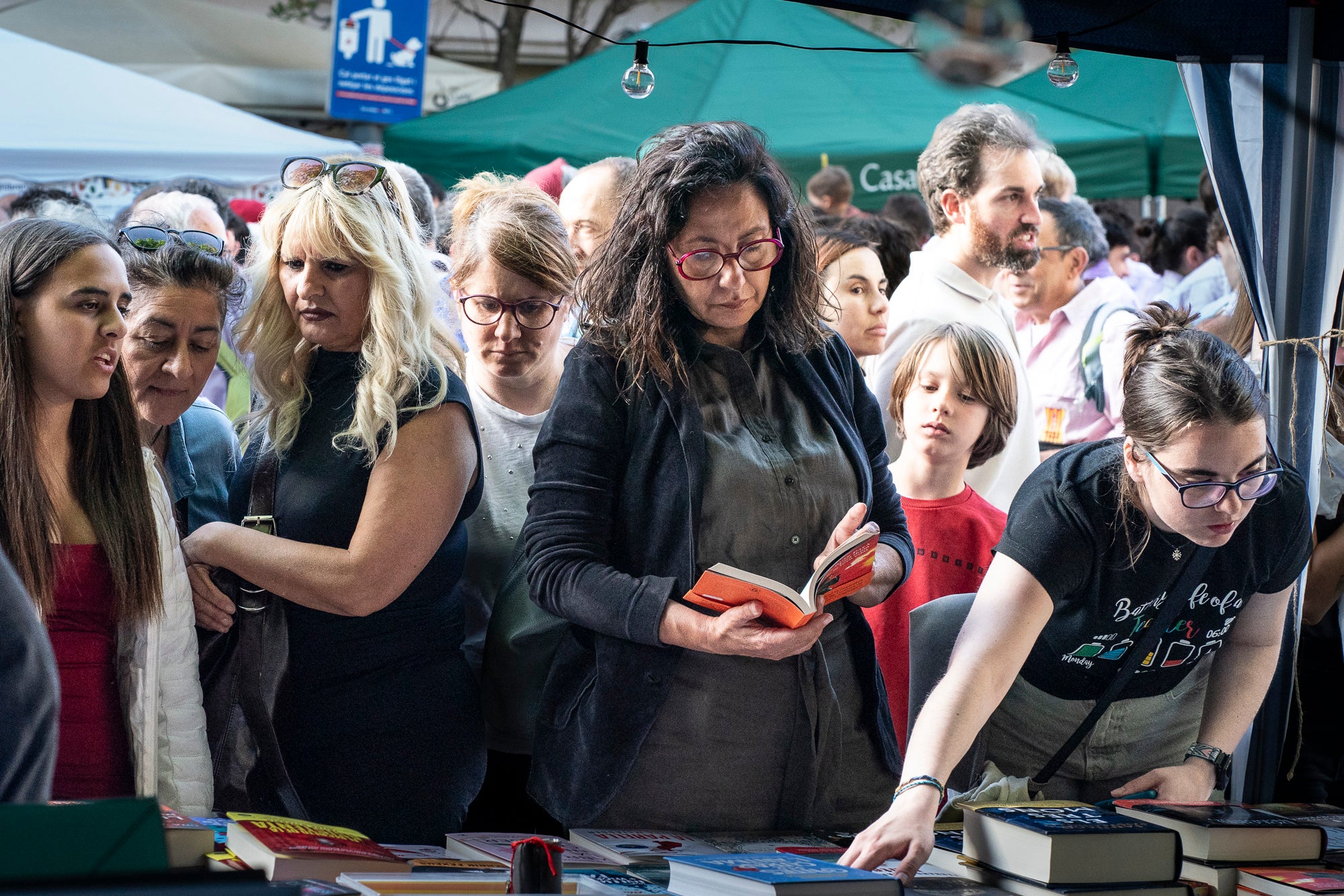 El dia ha acompanyat i els terrassencs han envaït des de bon matí i fins ben entrat el vespre els carrers del Centre de la ciutat. Més de 300 parades de llibres i roses, en un mix entre professionals i entitats, han rebut la visita -i moltes mirades- dels milers d’egarencs que han gaudit de valent d’una Diada de Sant Jordi de les més multitudinàries. La cultura popular ha pogut lluir-se, però també han rebut un càlid reconeixement els autors locals que han pogut conversar amb els seus lectors i signar una bona pila de llibres. 