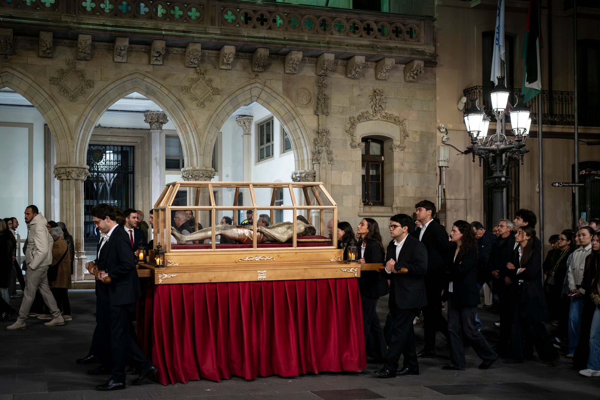 Aquest Divendres Sant, 3 d'abril, ha tingut lloc a les 20 hores a la Catedral del Sant Esperit el Via Crucis | Mireia Comas