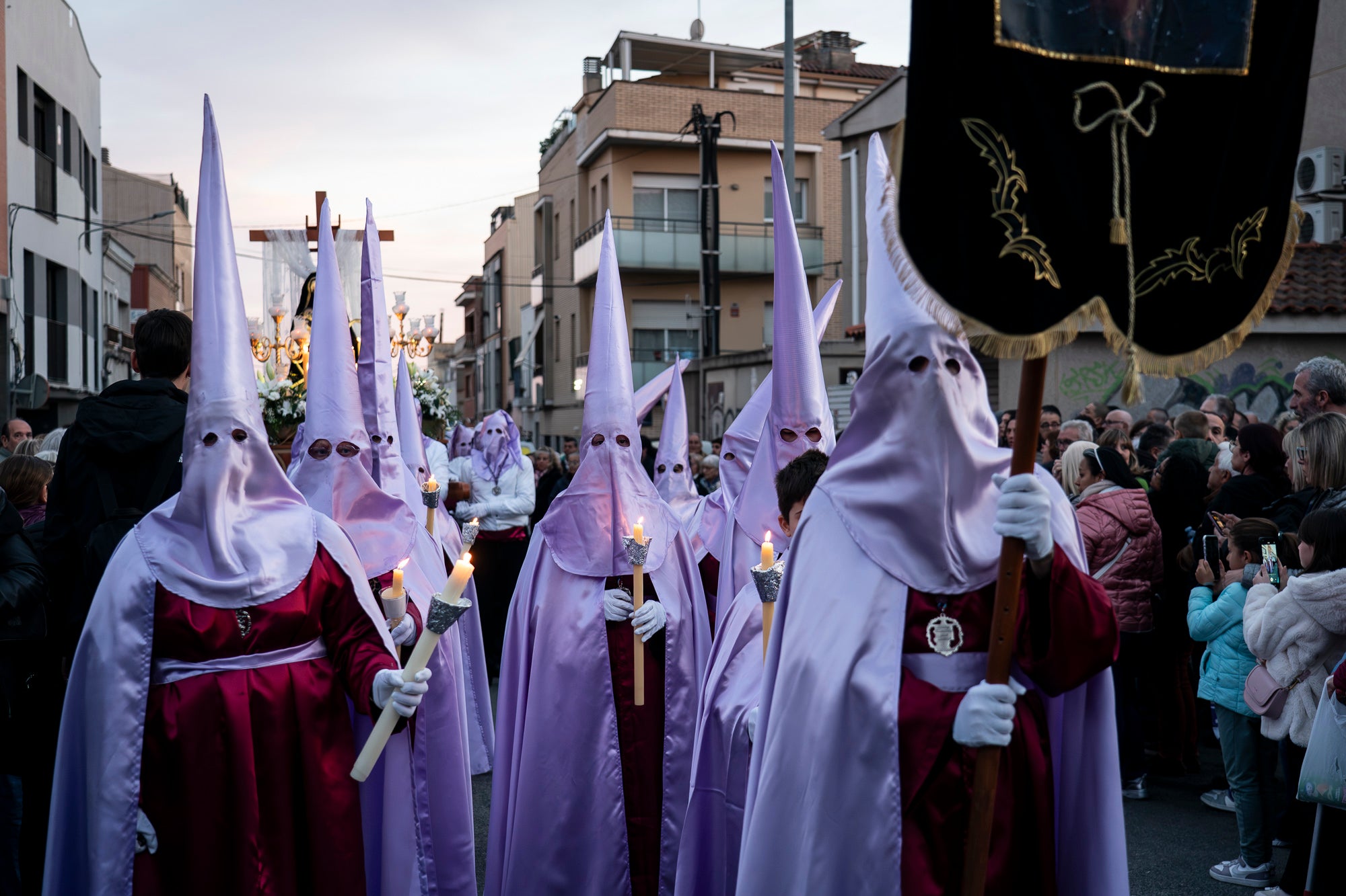 Com és tradició, aquest Dijous Sant el barri de les Arenes ha acollit la Procesión del Encuentro. La jornada ha comptat amb la participació de les confraries Hermandad Jesús Cautivo y María Santísima de las Arenas; Hermandad Nuestro Padre Jesús Nazareno y Virgen de los Dolores de Terrassa; i Cofradía Virgen de las Angustias de Terrassa del Centro Andaluz de Nueva Carteya | Mireia Comas
