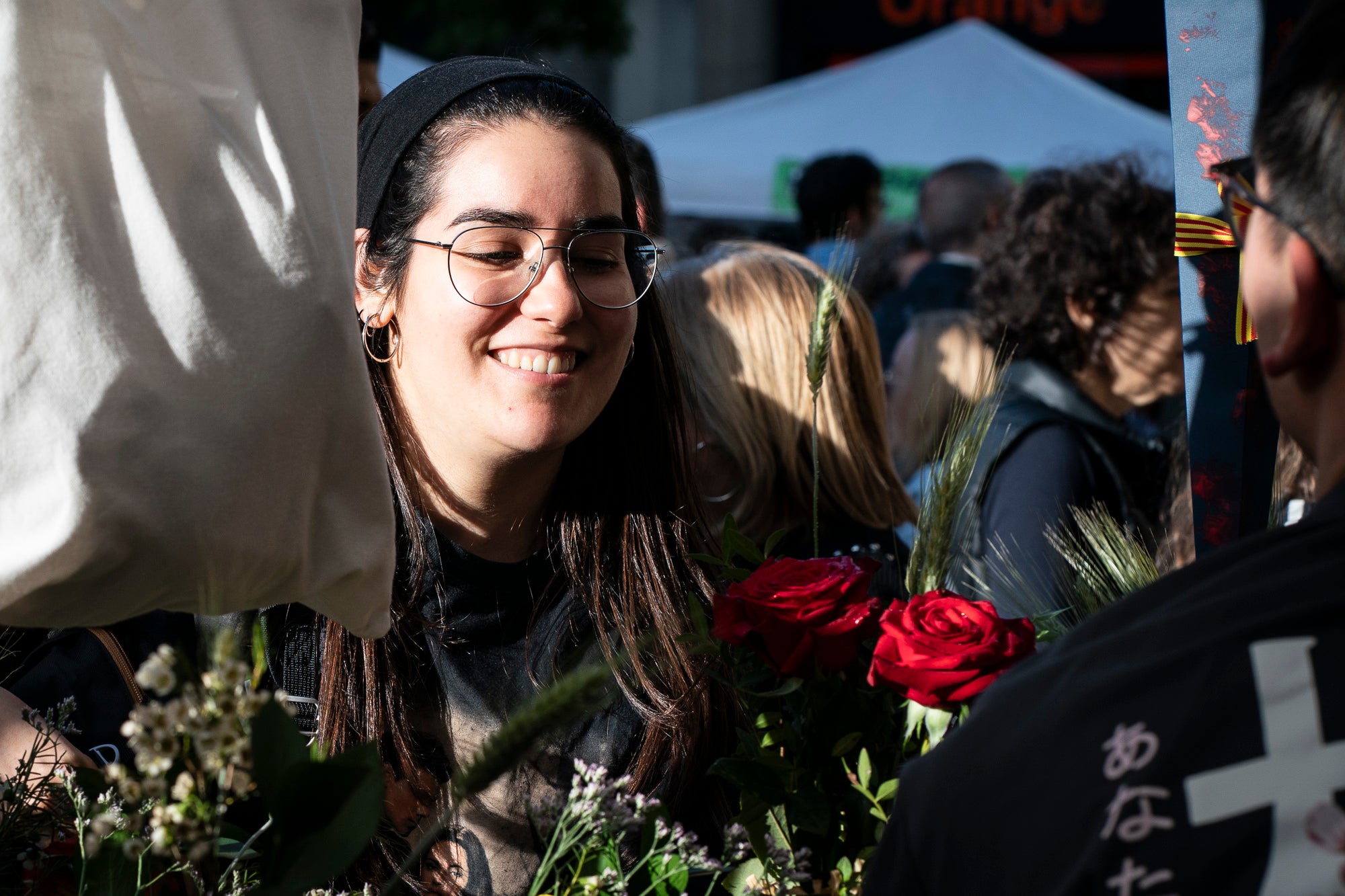 El dia ha acompanyat i els terrassencs han envaït des de bon matí i fins ben entrat el vespre els carrers del Centre de la ciutat. Més de 300 parades de llibres i roses, en un mix entre professionals i entitats, han rebut la visita -i moltes mirades- dels milers d’egarencs que han gaudit de valent d’una Diada de Sant Jordi de les més multitudinàries. La cultura popular ha pogut lluir-se, però també han rebut un càlid reconeixement els autors locals que han pogut conversar amb els seus lectors i signar una bona pila de llibres. 