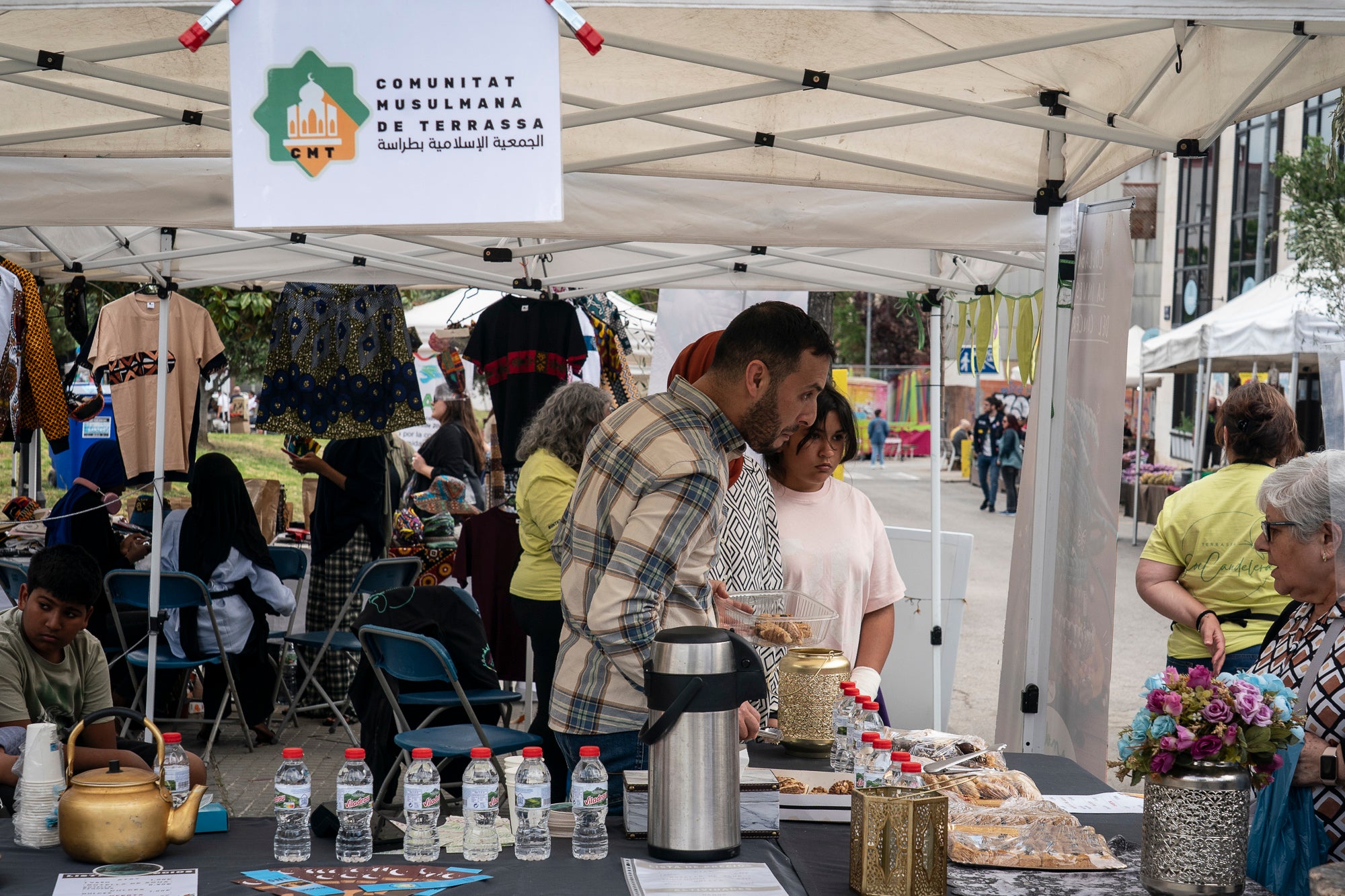 L'onzena Fira de l'Oliva de Ca n'Anglada va celebrar aquest dissabte una jornada completa al voltant de la plaça del barri on el protagonista era, evidentment, el producte derivat de l'arbre indispensable per a la bona gastronomia en les seves versions més artesanals. Hi va haver nombroses parades de productors, entitats i comerços, visites guiades a la masia propera, tallers d'olis aromàtics i el tradicional concurs de llançament de pinyol amb la boca. I, simultàniament, actuacions musicals a càrrec de l'Agrupación San José i el Coro Nazareno o el duo de pop Lua Cheia, entre altres. Alhora, la Ruta de la Tapa per deu bars i restaurants de Ca n'Anglada continua encara fins a aquest diumenge | Mireia Comas