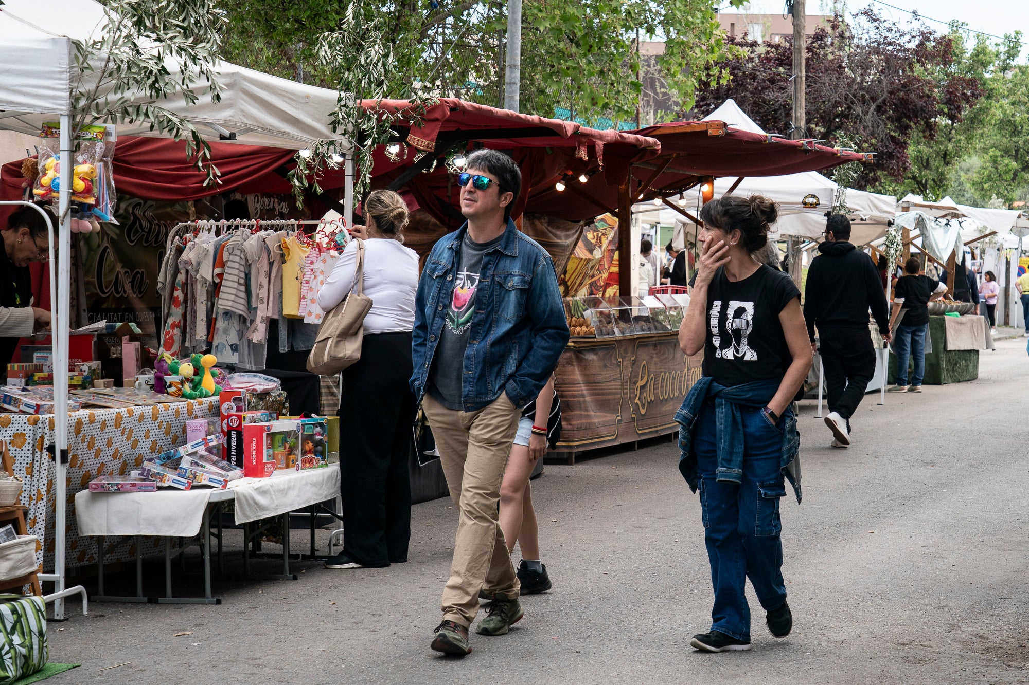 L'onzena Fira de l'Oliva de Ca n'Anglada va celebrar aquest dissabte una jornada completa al voltant de la plaça del barri on el protagonista era, evidentment, el producte derivat de l'arbre indispensable per a la bona gastronomia en les seves versions més artesanals. Hi va haver nombroses parades de productors, entitats i comerços, visites guiades a la masia propera, tallers d'olis aromàtics i el tradicional concurs de llançament de pinyol amb la boca. I, simultàniament, actuacions musicals a càrrec de l'Agrupación San José i el Coro Nazareno o el duo de pop Lua Cheia, entre altres. Alhora, la Ruta de la Tapa per deu bars i restaurants de Ca n'Anglada continua encara fins a aquest diumenge | Mireia Comas