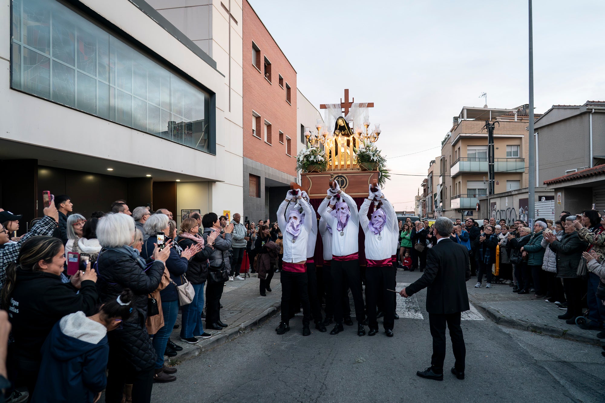 Com és tradició, aquest Dijous Sant el barri de les Arenes ha acollit la Procesión del Encuentro. La jornada ha comptat amb la participació de les confraries Hermandad Jesús Cautivo y María Santísima de las Arenas; Hermandad Nuestro Padre Jesús Nazareno y Virgen de los Dolores de Terrassa; i Cofradía Virgen de las Angustias de Terrassa del Centro Andaluz de Nueva Carteya | Mireia Comas