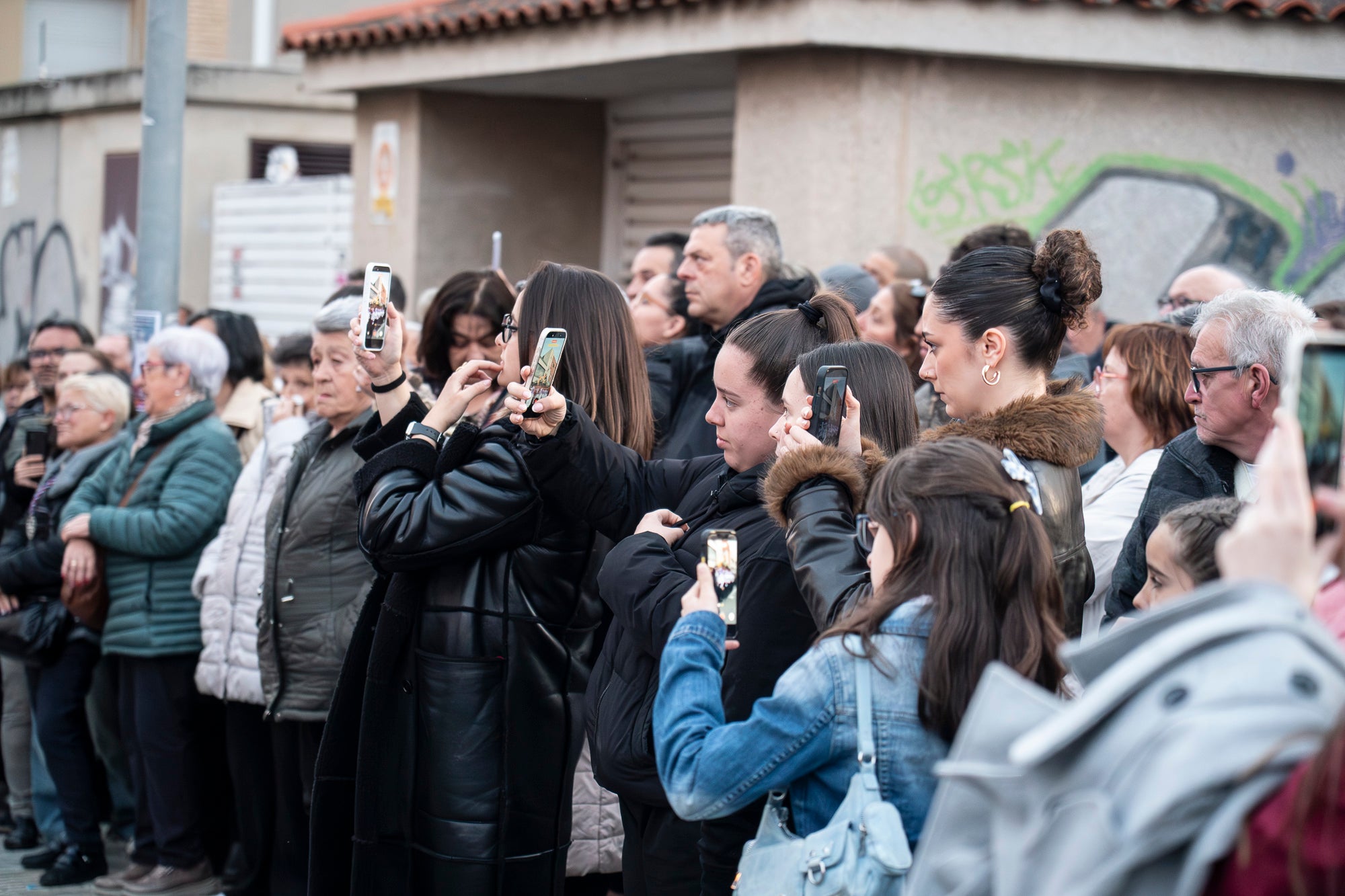 Com és tradició, aquest Dijous Sant el barri de les Arenes ha acollit la Procesión del Encuentro. La jornada ha comptat amb la participació de les confraries Hermandad Jesús Cautivo y María Santísima de las Arenas; Hermandad Nuestro Padre Jesús Nazareno y Virgen de los Dolores de Terrassa; i Cofradía Virgen de las Angustias de Terrassa del Centro Andaluz de Nueva Carteya | Mireia Comas