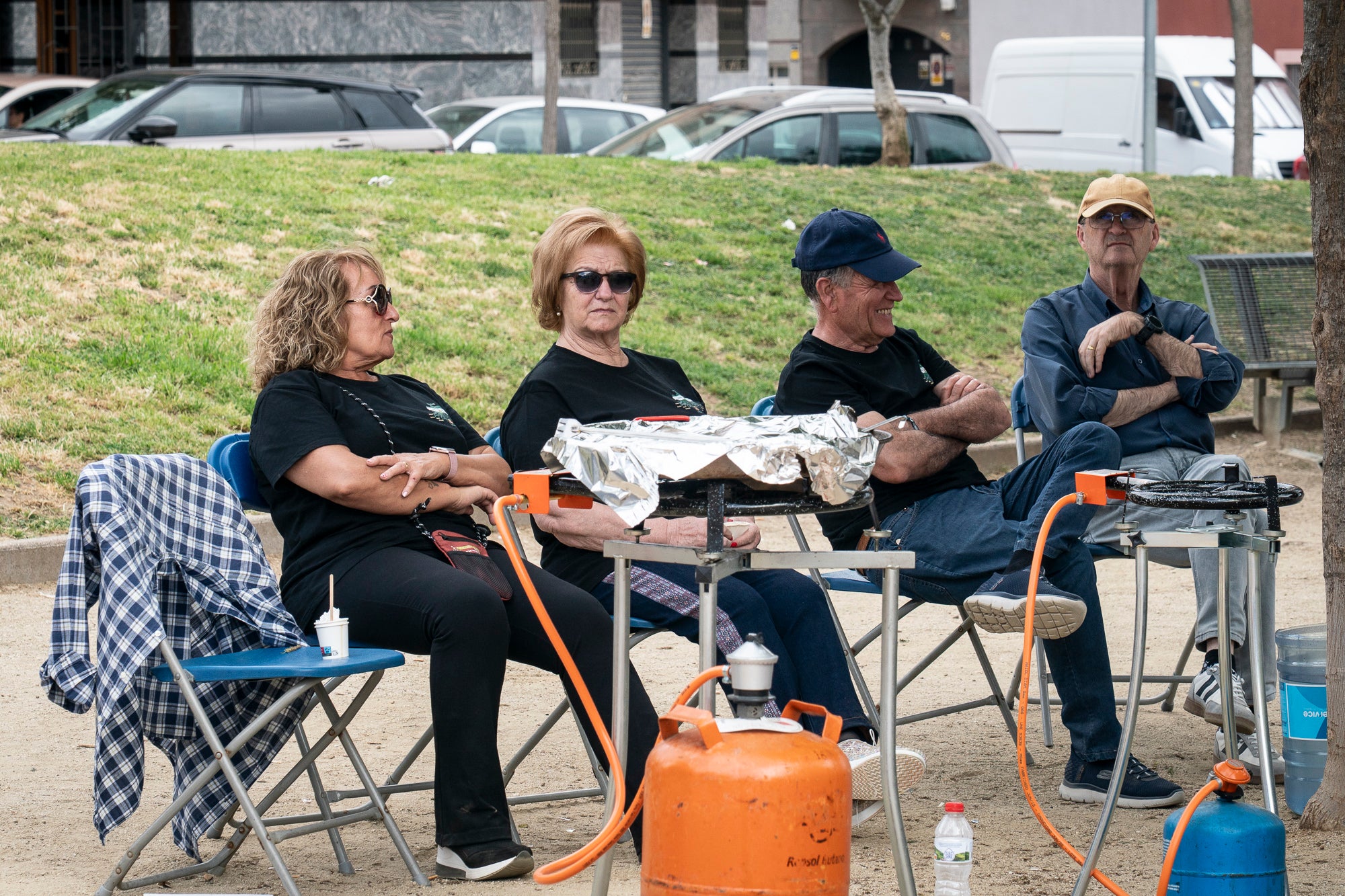 L'onzena Fira de l'Oliva de Ca n'Anglada va celebrar aquest dissabte una jornada completa al voltant de la plaça del barri on el protagonista era, evidentment, el producte derivat de l'arbre indispensable per a la bona gastronomia en les seves versions més artesanals. Hi va haver nombroses parades de productors, entitats i comerços, visites guiades a la masia propera, tallers d'olis aromàtics i el tradicional concurs de llançament de pinyol amb la boca. I, simultàniament, actuacions musicals a càrrec de l'Agrupación San José i el Coro Nazareno o el duo de pop Lua Cheia, entre altres. Alhora, la Ruta de la Tapa per deu bars i restaurants de Ca n'Anglada continua encara fins a aquest diumenge | Mireia Comas