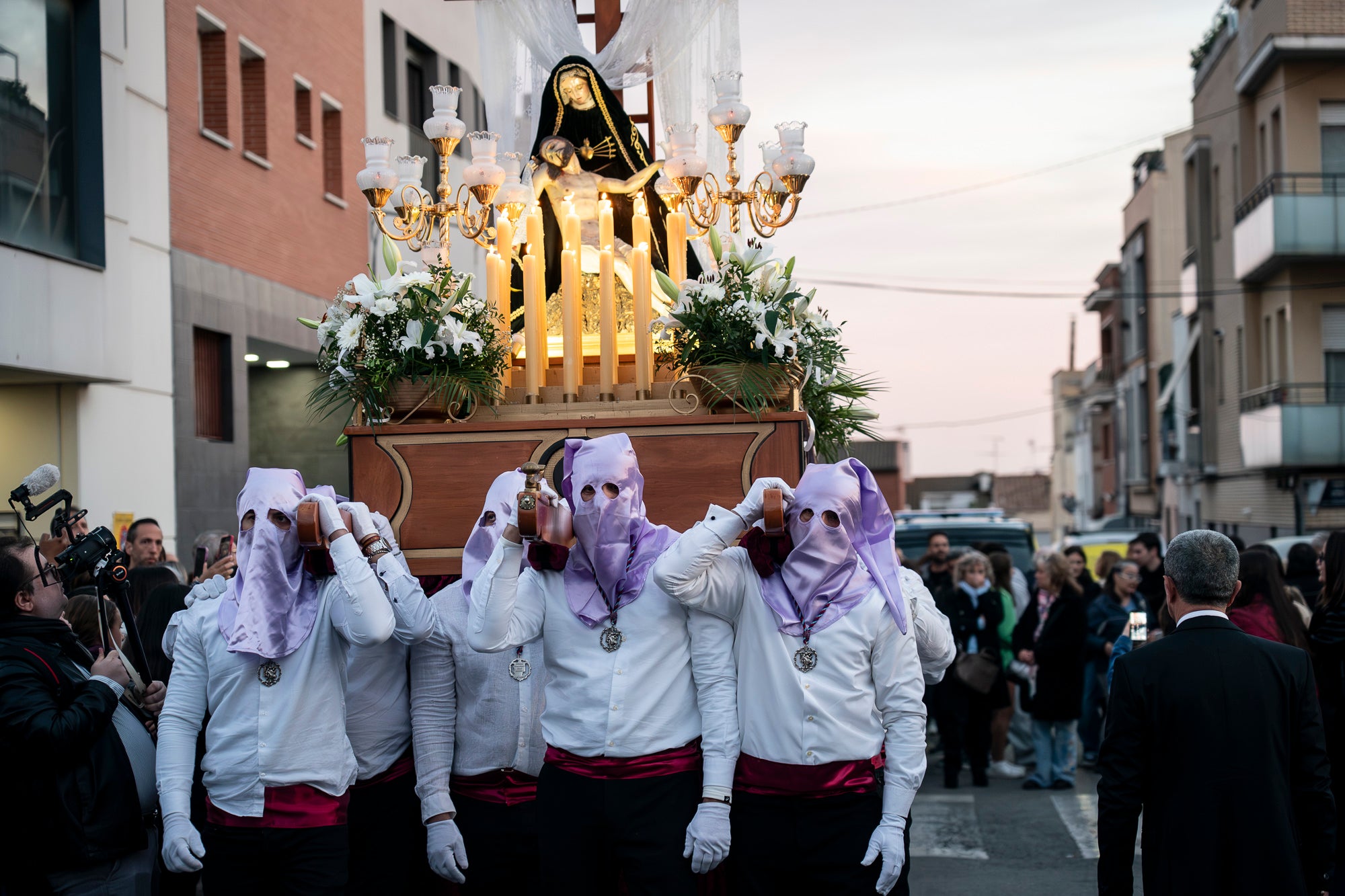 Com és tradició, aquest Dijous Sant el barri de les Arenes ha acollit la Procesión del Encuentro. La jornada ha comptat amb la participació de les confraries Hermandad Jesús Cautivo y María Santísima de las Arenas; Hermandad Nuestro Padre Jesús Nazareno y Virgen de los Dolores de Terrassa; i Cofradía Virgen de las Angustias de Terrassa del Centro Andaluz de Nueva Carteya | Mireia Comas