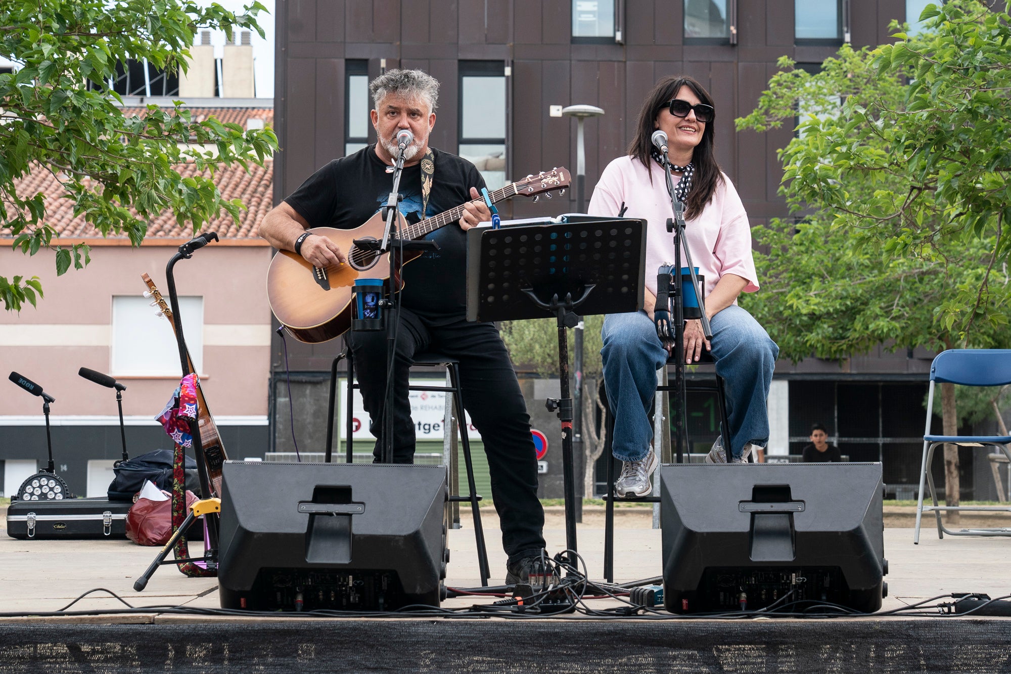L'onzena Fira de l'Oliva de Ca n'Anglada va celebrar aquest dissabte una jornada completa al voltant de la plaça del barri on el protagonista era, evidentment, el producte derivat de l'arbre indispensable per a la bona gastronomia en les seves versions més artesanals. Hi va haver nombroses parades de productors, entitats i comerços, visites guiades a la masia propera, tallers d'olis aromàtics i el tradicional concurs de llançament de pinyol amb la boca. I, simultàniament, actuacions musicals a càrrec de l'Agrupación San José i el Coro Nazareno o el duo de pop Lua Cheia, entre altres. Alhora, la Ruta de la Tapa per deu bars i restaurants de Ca n'Anglada continua encara fins a aquest diumenge | Mireia Comas