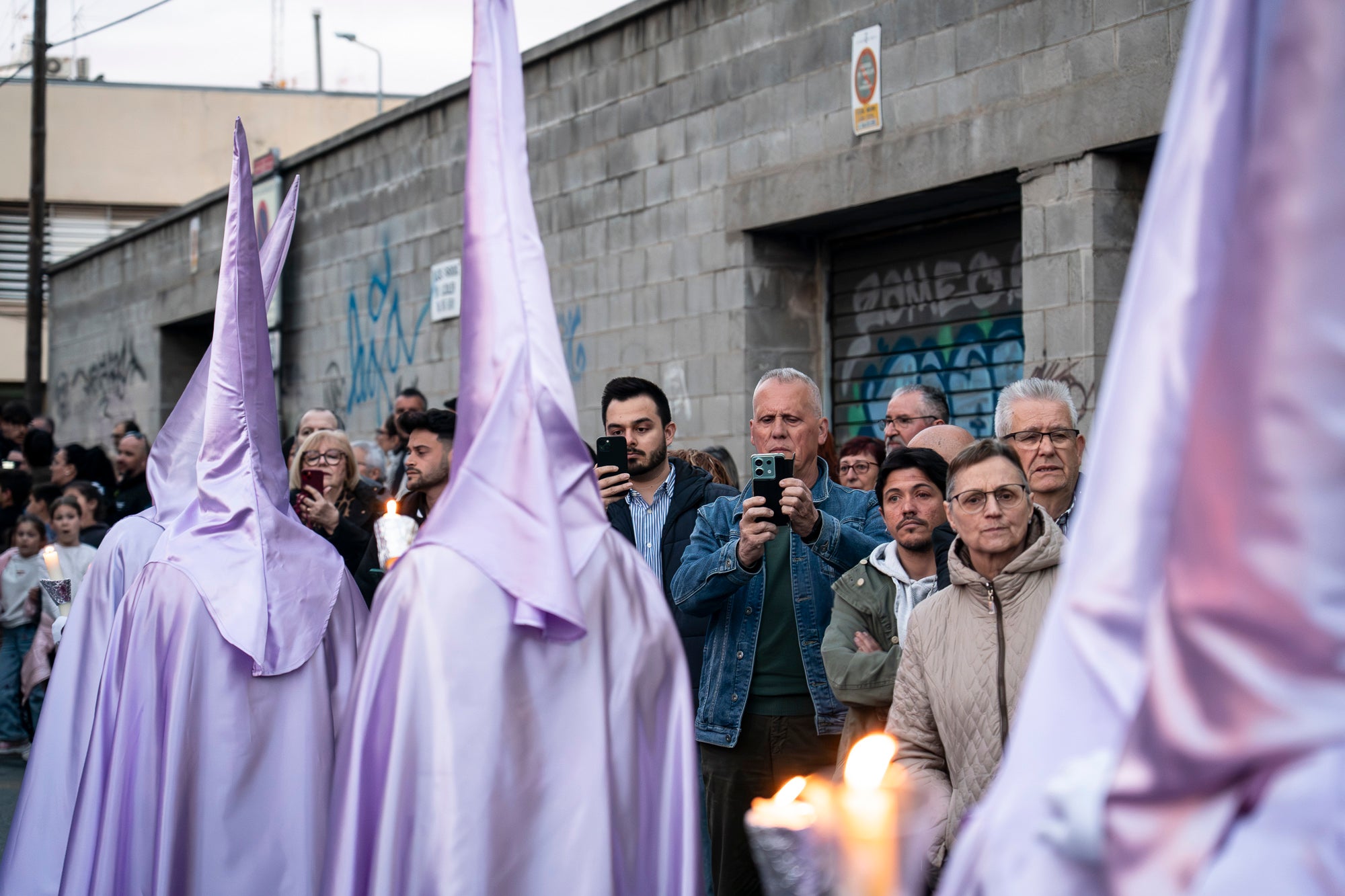 Com és tradició, aquest Dijous Sant el barri de les Arenes ha acollit la Procesión del Encuentro. La jornada ha comptat amb la participació de les confraries Hermandad Jesús Cautivo y María Santísima de las Arenas; Hermandad Nuestro Padre Jesús Nazareno y Virgen de los Dolores de Terrassa; i Cofradía Virgen de las Angustias de Terrassa del Centro Andaluz de Nueva Carteya | Mireia Comas