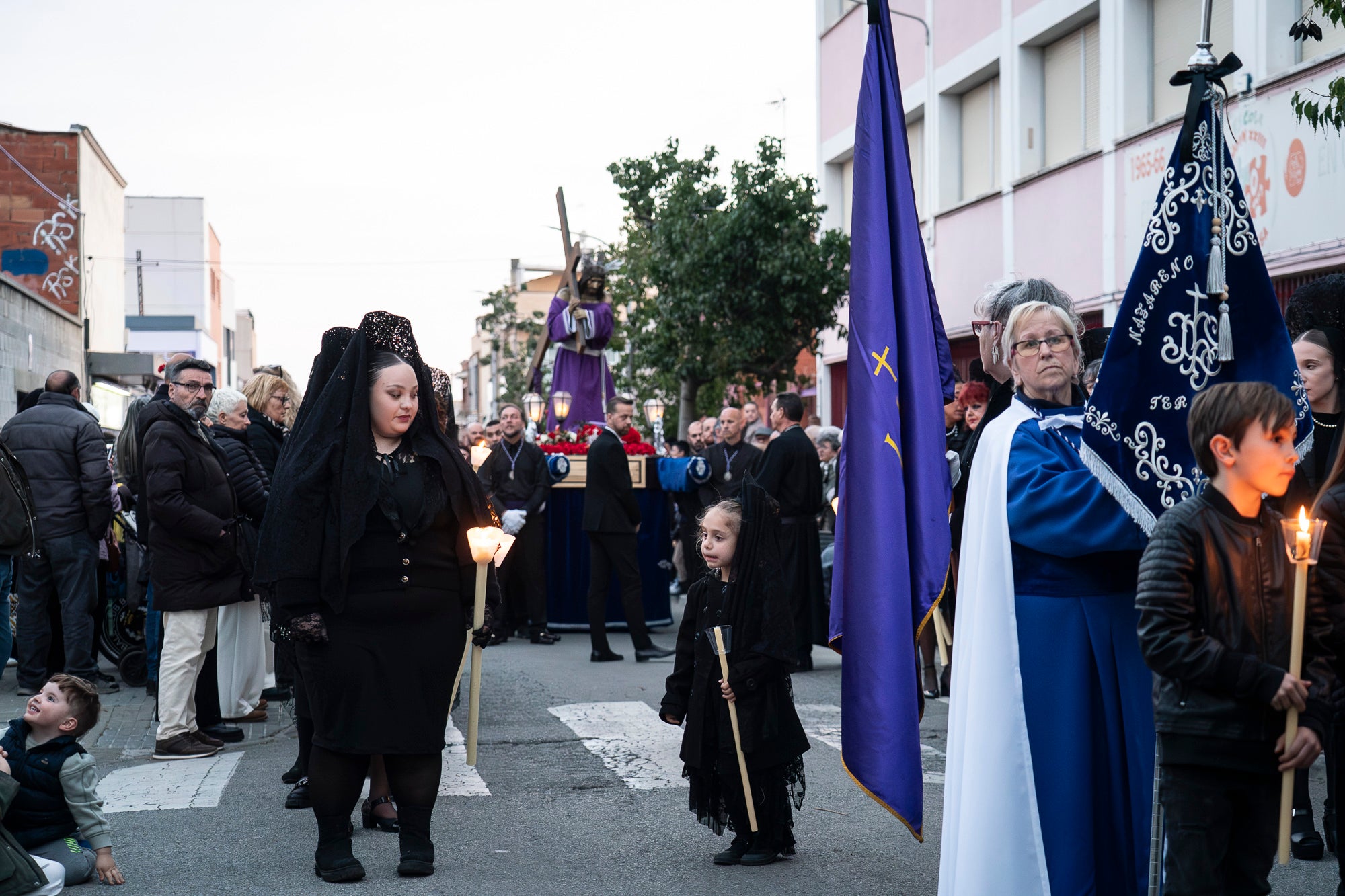 Com és tradició, aquest Dijous Sant el barri de les Arenes ha acollit la Procesión del Encuentro. La jornada ha comptat amb la participació de les confraries Hermandad Jesús Cautivo y María Santísima de las Arenas; Hermandad Nuestro Padre Jesús Nazareno y Virgen de los Dolores de Terrassa; i Cofradía Virgen de las Angustias de Terrassa del Centro Andaluz de Nueva Carteya | Mireia Comas