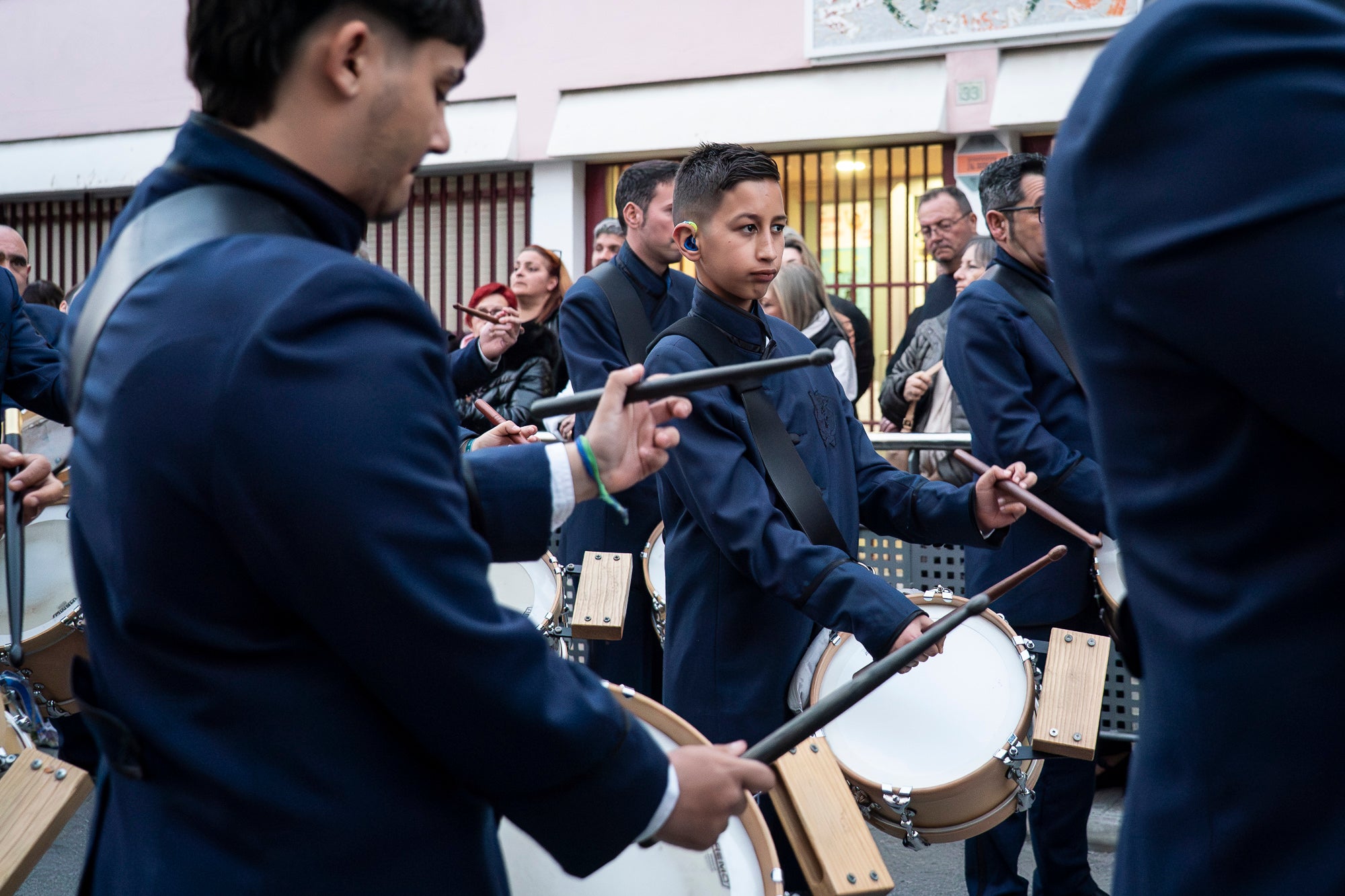Com és tradició, aquest Dijous Sant el barri de les Arenes ha acollit la Procesión del Encuentro. La jornada ha comptat amb la participació de les confraries Hermandad Jesús Cautivo y María Santísima de las Arenas; Hermandad Nuestro Padre Jesús Nazareno y Virgen de los Dolores de Terrassa; i Cofradía Virgen de las Angustias de Terrassa del Centro Andaluz de Nueva Carteya | Mireia Comas