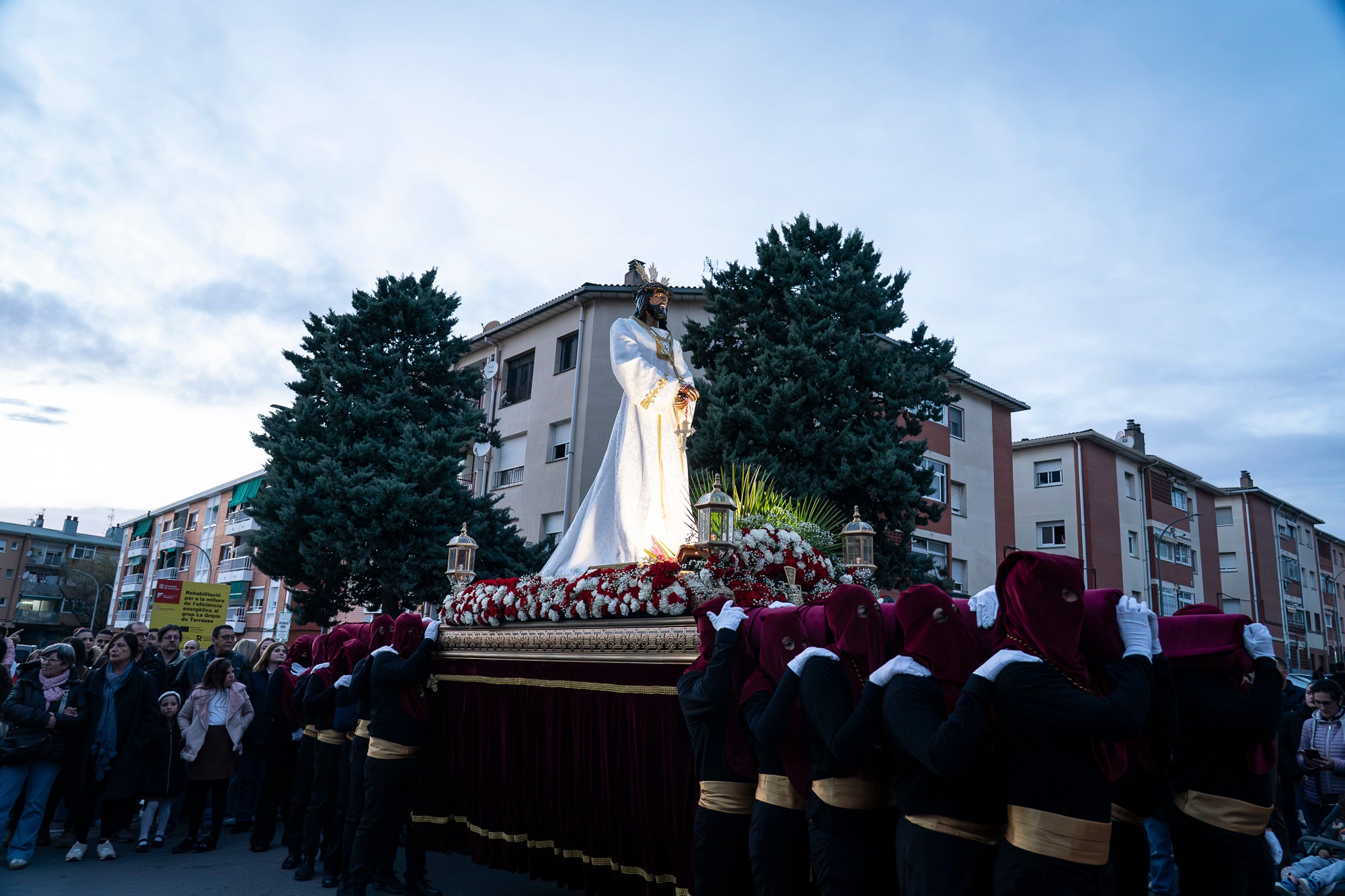 Com és tradició, aquest Dijous Sant el barri de les Arenes ha acollit la Procesión del Encuentro. La jornada ha comptat amb la participació de les confraries Hermandad Jesús Cautivo y María Santísima de las Arenas; Hermandad Nuestro Padre Jesús Nazareno y Virgen de los Dolores de Terrassa; i Cofradía Virgen de las Angustias de Terrassa del Centro Andaluz de Nueva Carteya | Mireia Comas