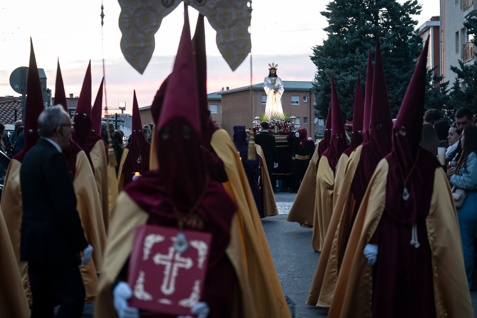 Com és tradició, aquest Dijous Sant el barri de les Arenes ha acollit la Procesión del Encuentro. La jornada ha comptat amb la participació de les confraries Hermandad Jesús Cautivo y María Santísima de las Arenas; Hermandad Nuestro Padre Jesús Nazareno y Virgen de los Dolores de Terrassa; i Cofradía Virgen de las Angustias de Terrassa del Centro Andaluz de Nueva Carteya | Mireia Comas