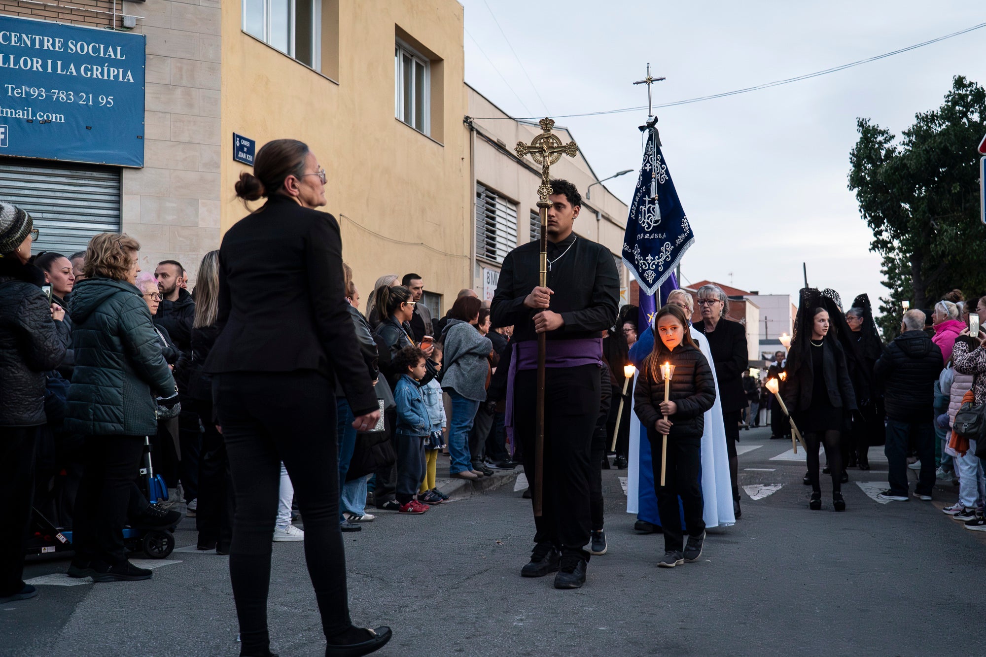 Com és tradició, aquest Dijous Sant el barri de les Arenes ha acollit la Procesión del Encuentro. La jornada ha comptat amb la participació de les confraries Hermandad Jesús Cautivo y María Santísima de las Arenas; Hermandad Nuestro Padre Jesús Nazareno y Virgen de los Dolores de Terrassa; i Cofradía Virgen de las Angustias de Terrassa del Centro Andaluz de Nueva Carteya | Mireia Comas
