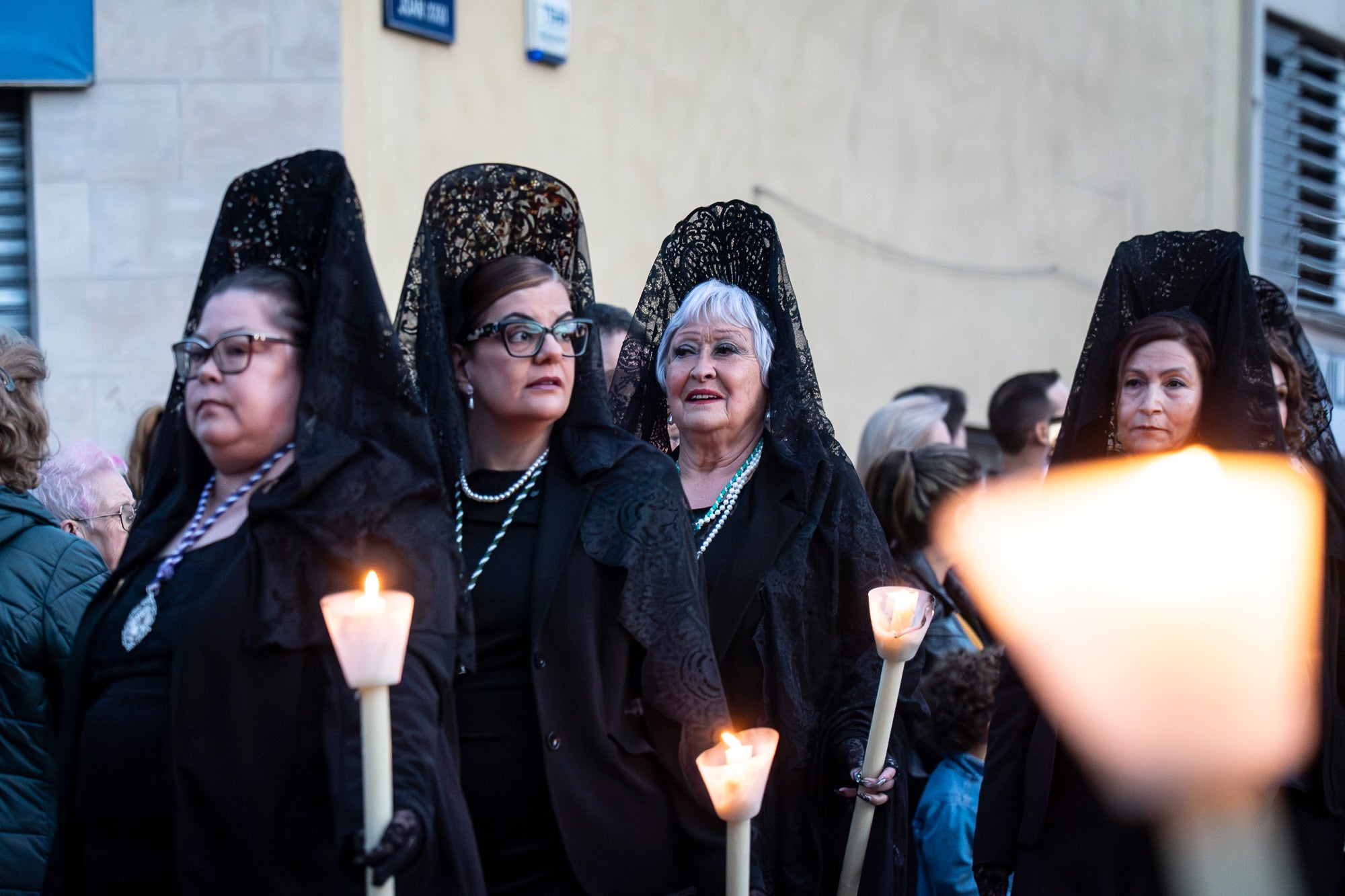 Com és tradició, aquest Dijous Sant el barri de les Arenes ha acollit la Procesión del Encuentro. La jornada ha comptat amb la participació de les confraries Hermandad Jesús Cautivo y María Santísima de las Arenas; Hermandad Nuestro Padre Jesús Nazareno y Virgen de los Dolores de Terrassa; i Cofradía Virgen de las Angustias de Terrassa del Centro Andaluz de Nueva Carteya | Mireia Comas
