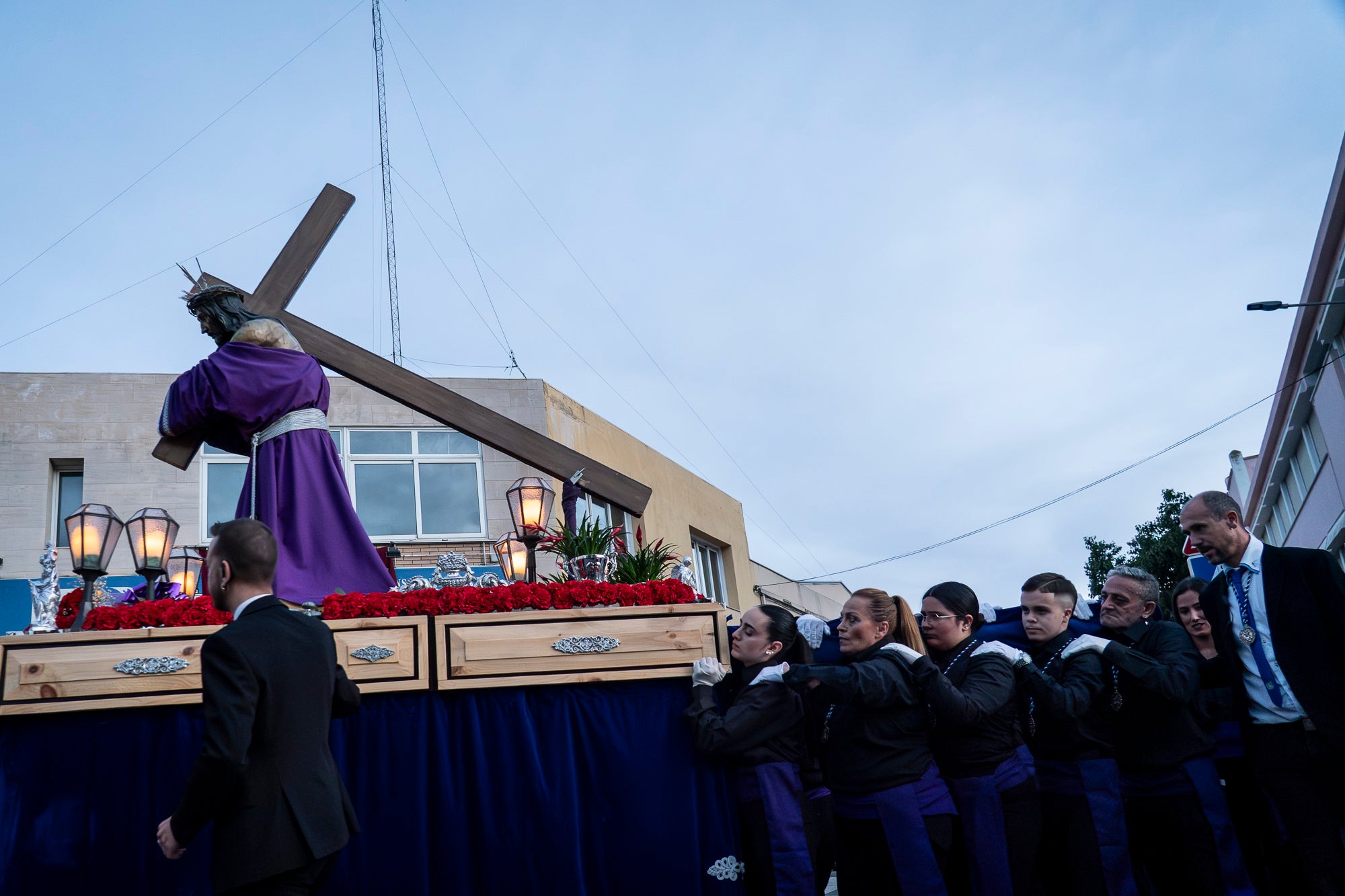 Com és tradició, aquest Dijous Sant el barri de les Arenes ha acollit la Procesión del Encuentro. La jornada ha comptat amb la participació de les confraries Hermandad Jesús Cautivo y María Santísima de las Arenas; Hermandad Nuestro Padre Jesús Nazareno y Virgen de los Dolores de Terrassa; i Cofradía Virgen de las Angustias de Terrassa del Centro Andaluz de Nueva Carteya | Mireia Comas