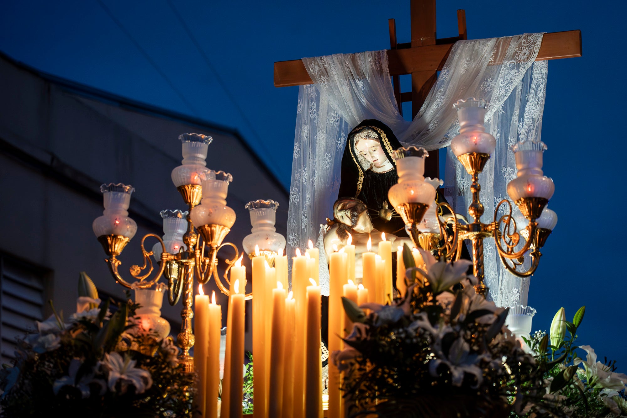 Com és tradició, aquest Dijous Sant el barri de les Arenes ha acollit la Procesión del Encuentro. La jornada ha comptat amb la participació de les confraries Hermandad Jesús Cautivo y María Santísima de las Arenas; Hermandad Nuestro Padre Jesús Nazareno y Virgen de los Dolores de Terrassa; i Cofradía Virgen de las Angustias de Terrassa del Centro Andaluz de Nueva Carteya | Mireia Comas