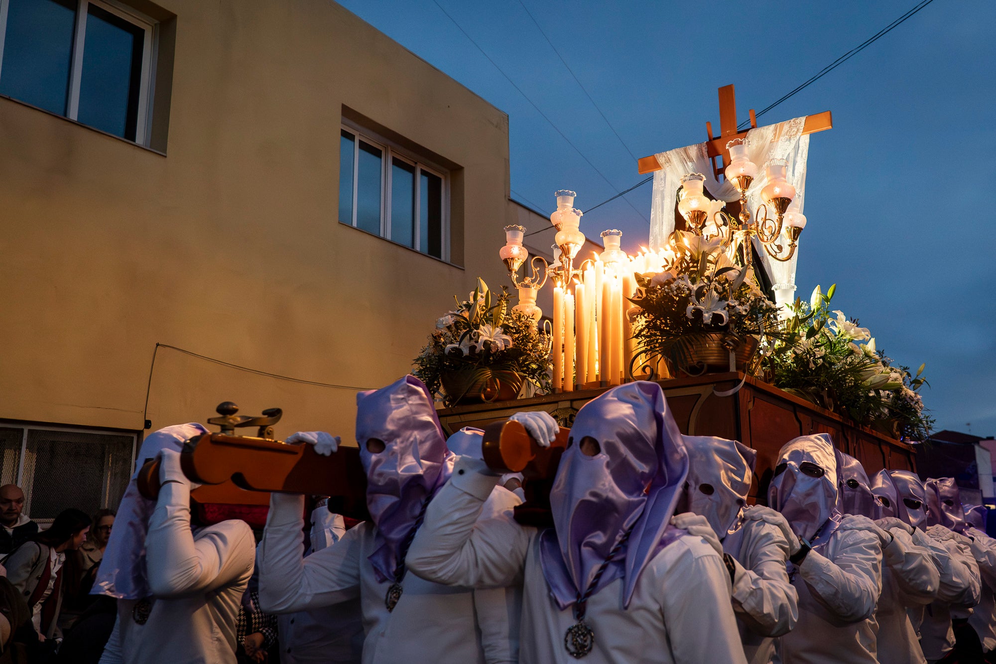 Com és tradició, aquest Dijous Sant el barri de les Arenes ha acollit la Procesión del Encuentro. La jornada ha comptat amb la participació de les confraries Hermandad Jesús Cautivo y María Santísima de las Arenas; Hermandad Nuestro Padre Jesús Nazareno y Virgen de los Dolores de Terrassa; i Cofradía Virgen de las Angustias de Terrassa del Centro Andaluz de Nueva Carteya | Mireia Comas