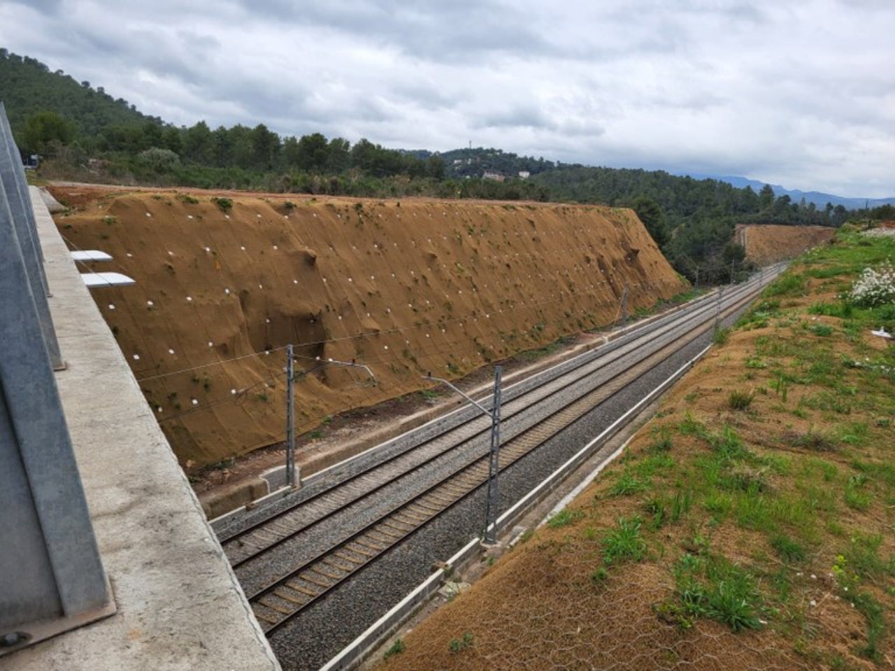 Obres d’estabilització dels talussos de les vies del tren en el tram entre les estacions de Can Corbera i Sant Miquel de Guanteres, de la R4. S’ha col·locat una malla metàl·lica als talussos que van en trinxera perquè no caigui res sobre les vies que en pugui comprometre la seguretat | Aj. Viladecavalls