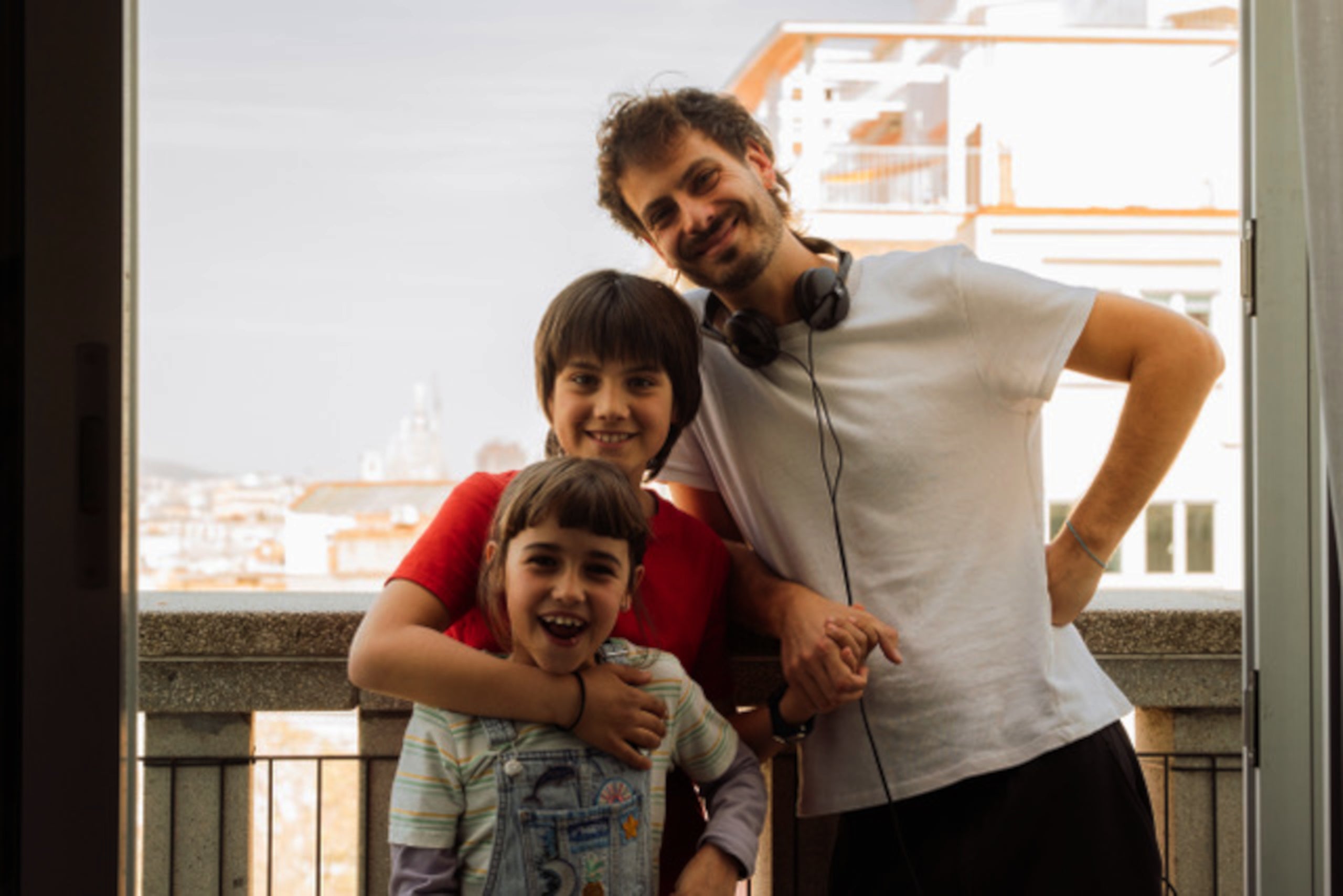 El director del film, Alberto Gross, amb els seus dos protagonistes, Neuhén Araya i Naia Ortiz | Cedida per ACN